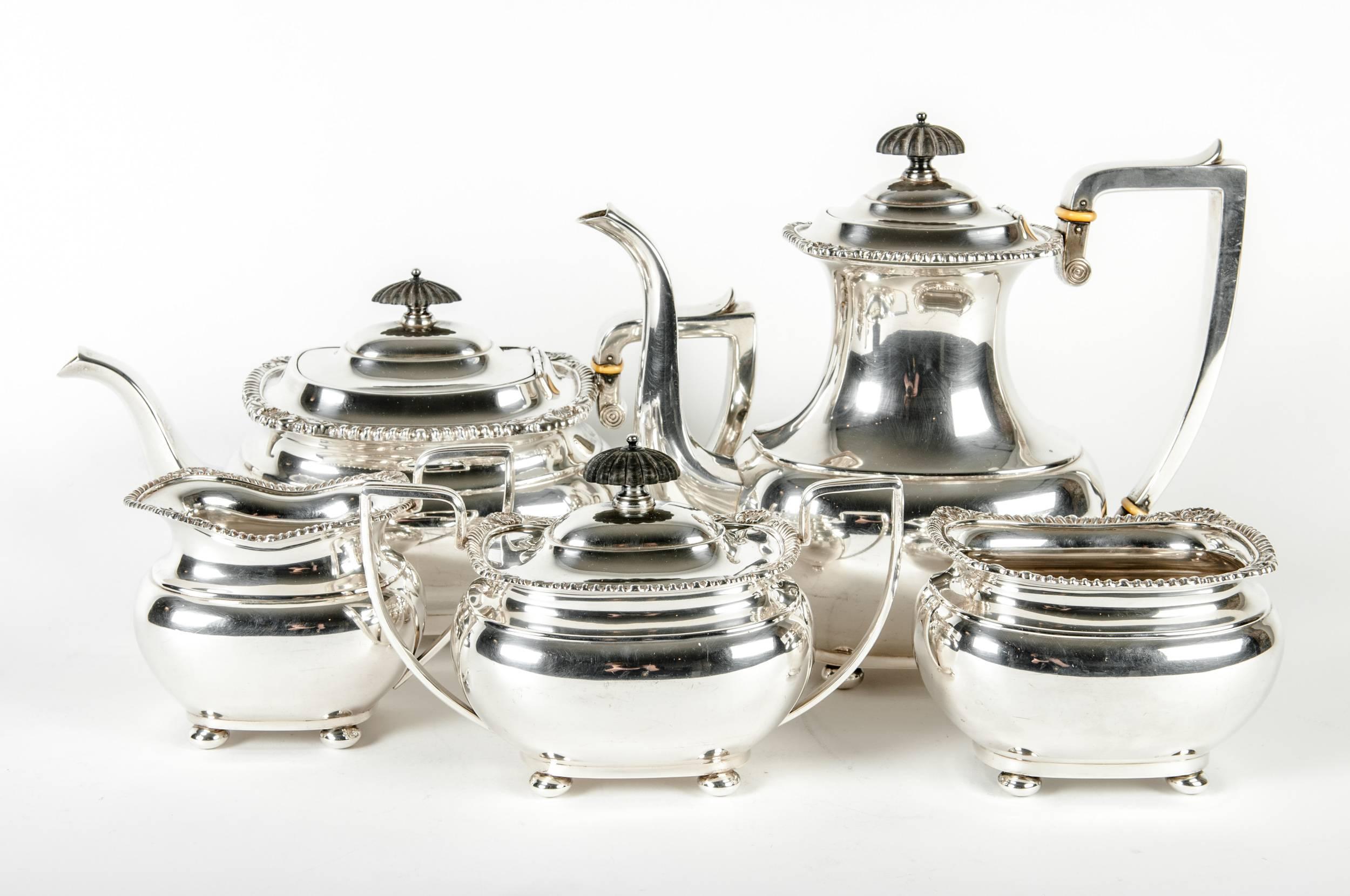 Antique Sterling Silver Tea and Coffee Service In Excellent Condition In Tarry Town, NY