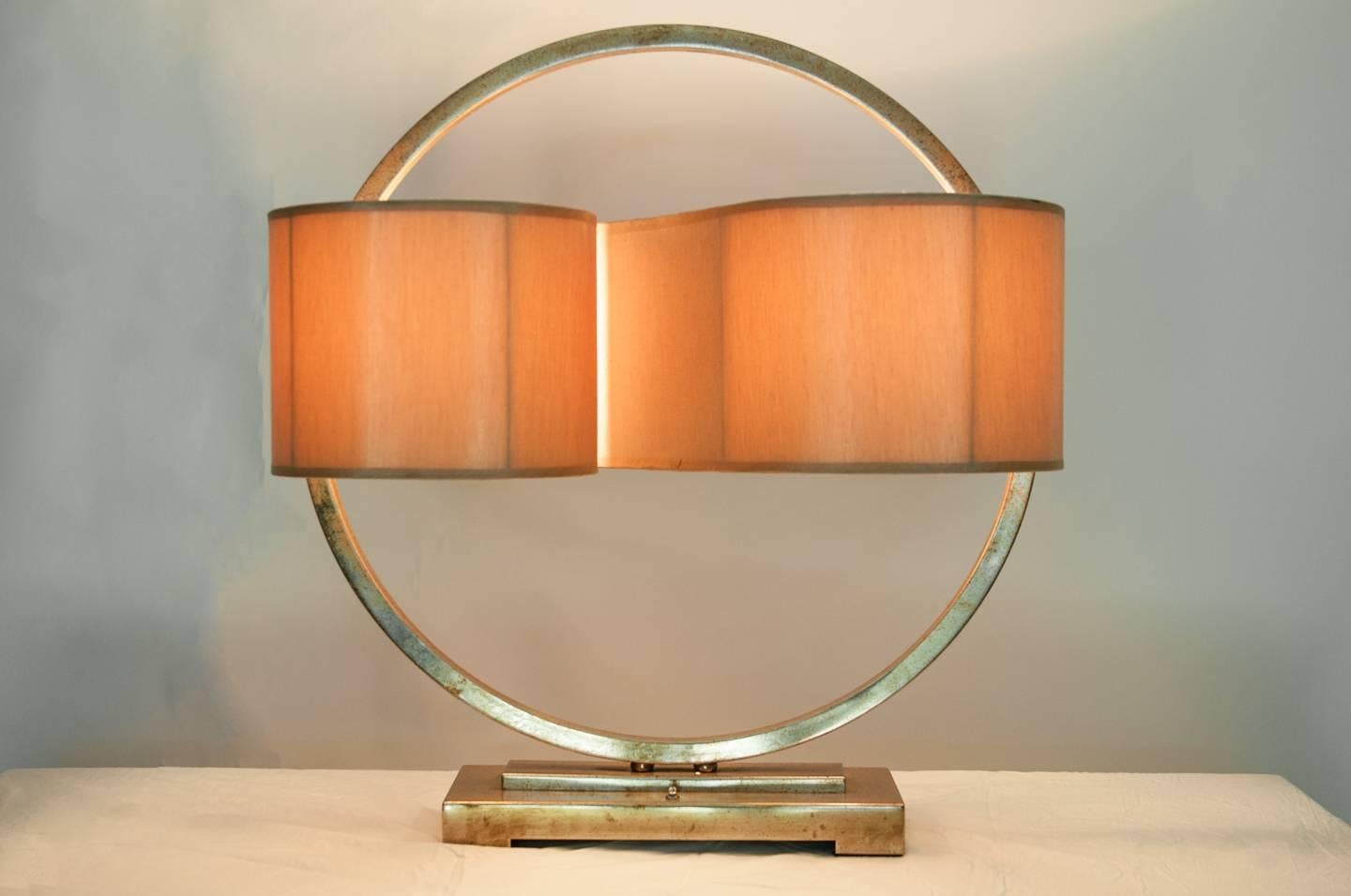 Vintage Modernist Table Lamp with Continuous Shade In Excellent Condition In Tarry Town, NY