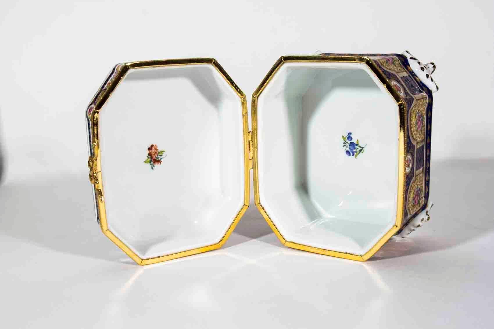 Antique Limoges Porcelain Box with 24-Karat Gold Design In Excellent Condition In Tarry Town, NY