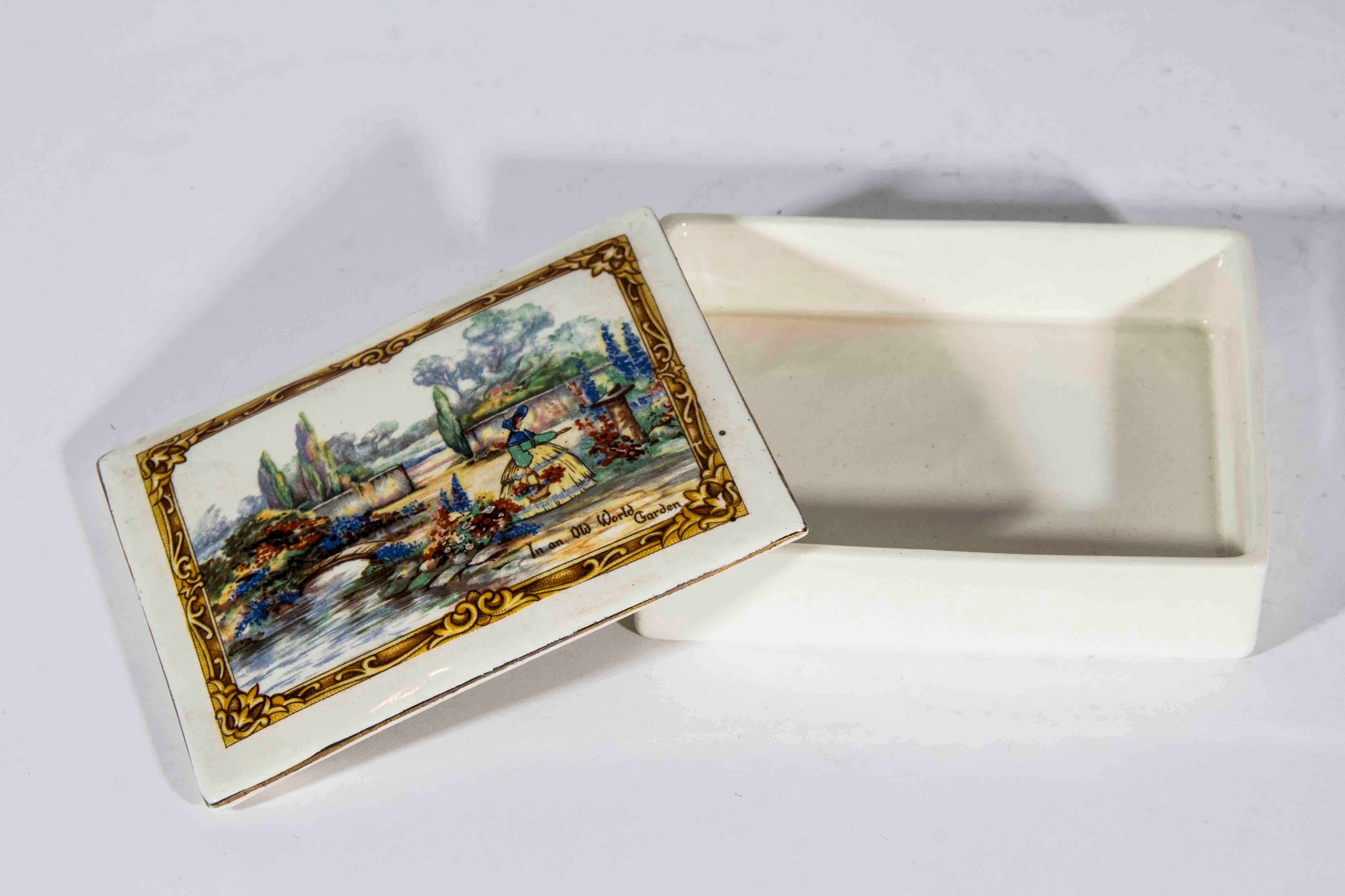 Vintage English Porcelain Box In Excellent Condition In Tarry Town, NY