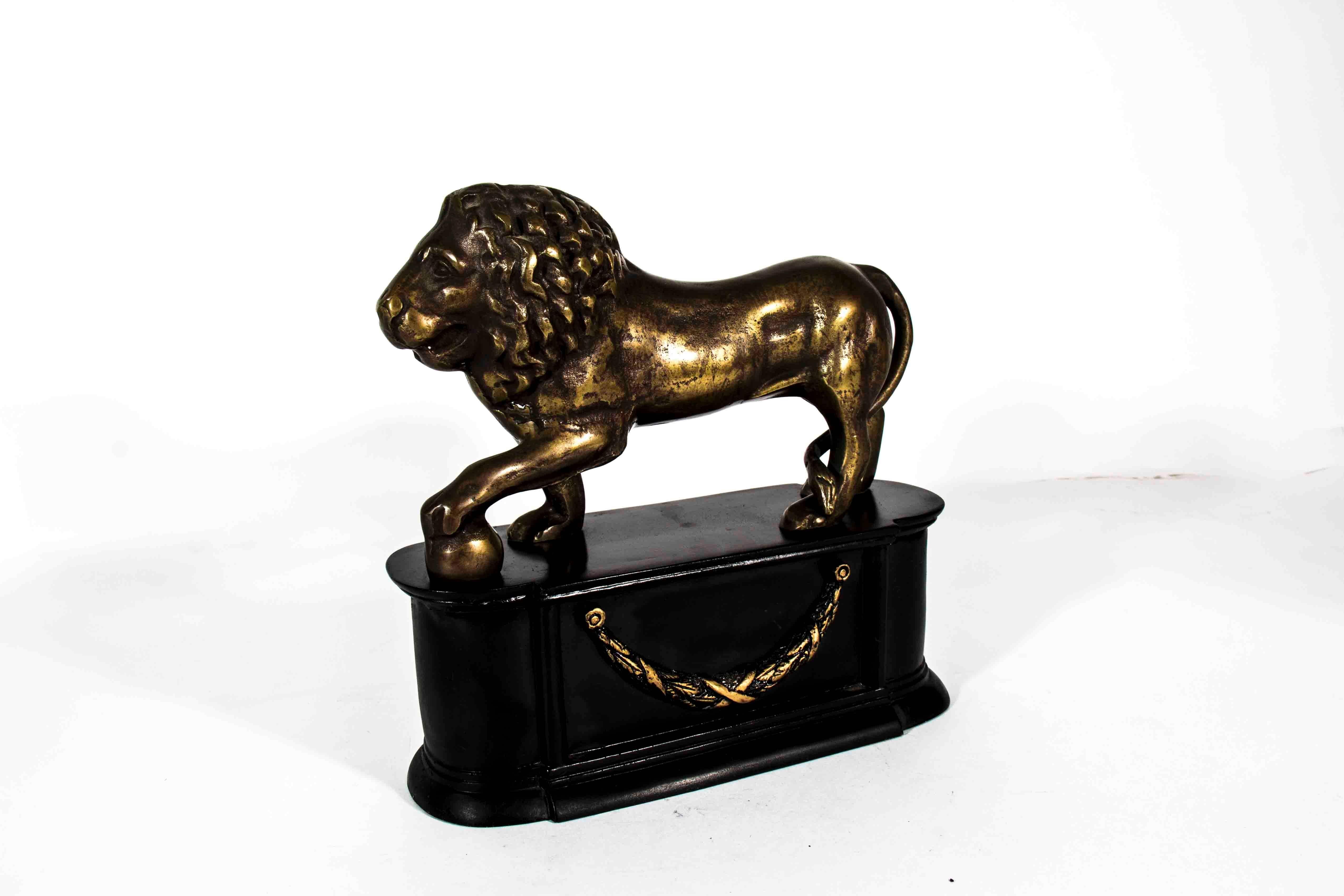 Vintage pair of brass lions decorative / piece. Quite heavy and in excellent condition. The piece measure 9.5 inches length x 9 inches high. X 4 inches width.
