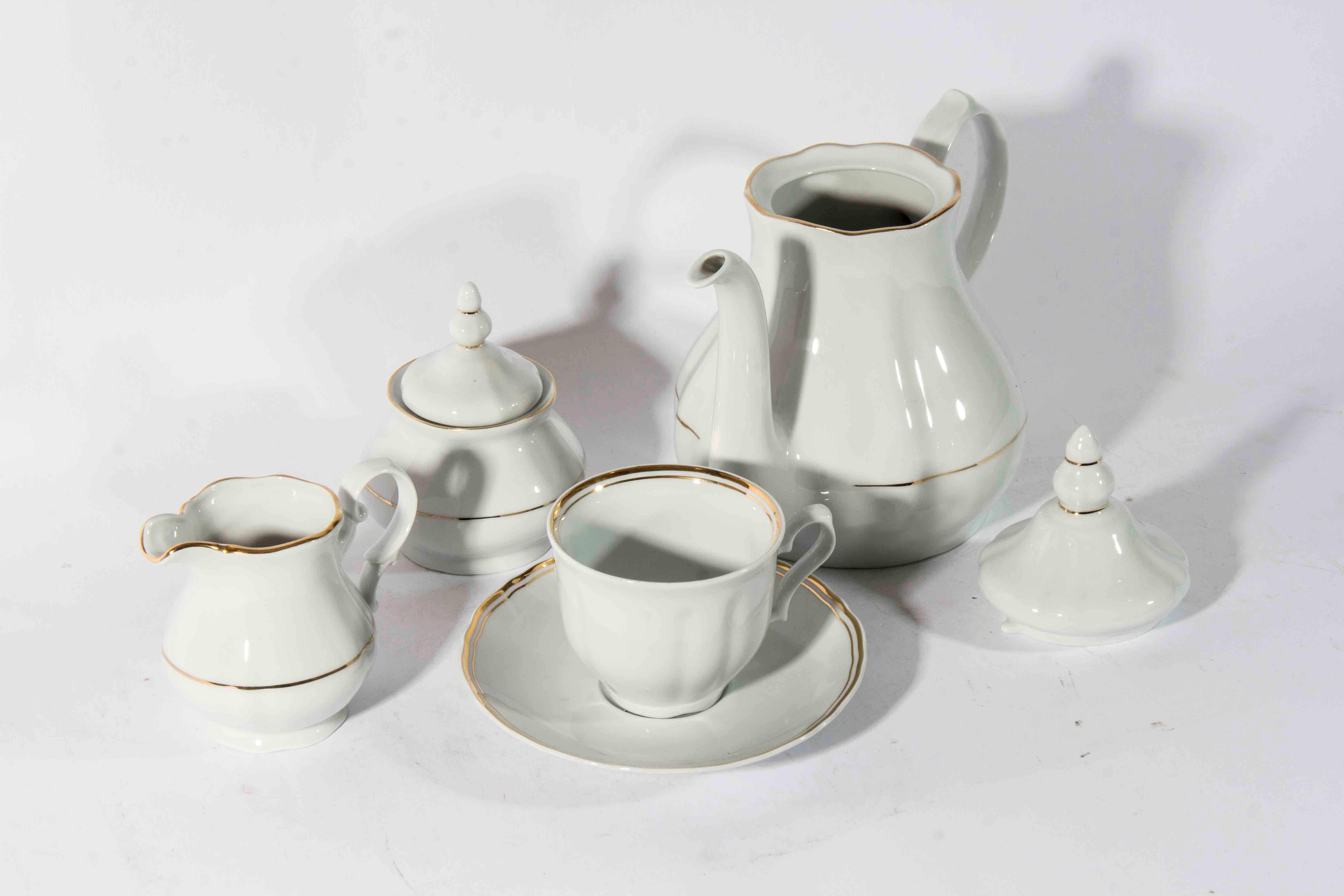 Vintage Porcelain Tea Service for Six People In Excellent Condition In Tarry Town, NY