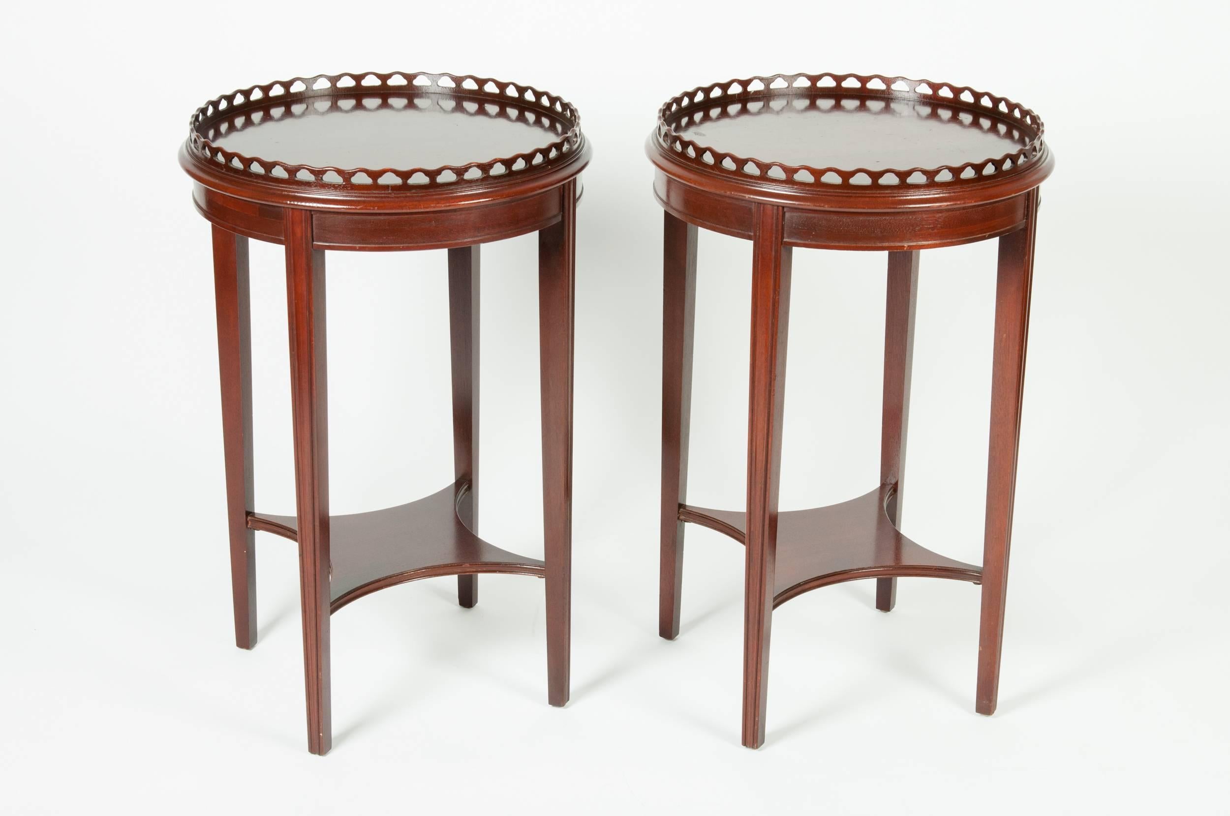 Antique Pair of Round Mahogany End Tables In Excellent Condition In Tarry Town, NY