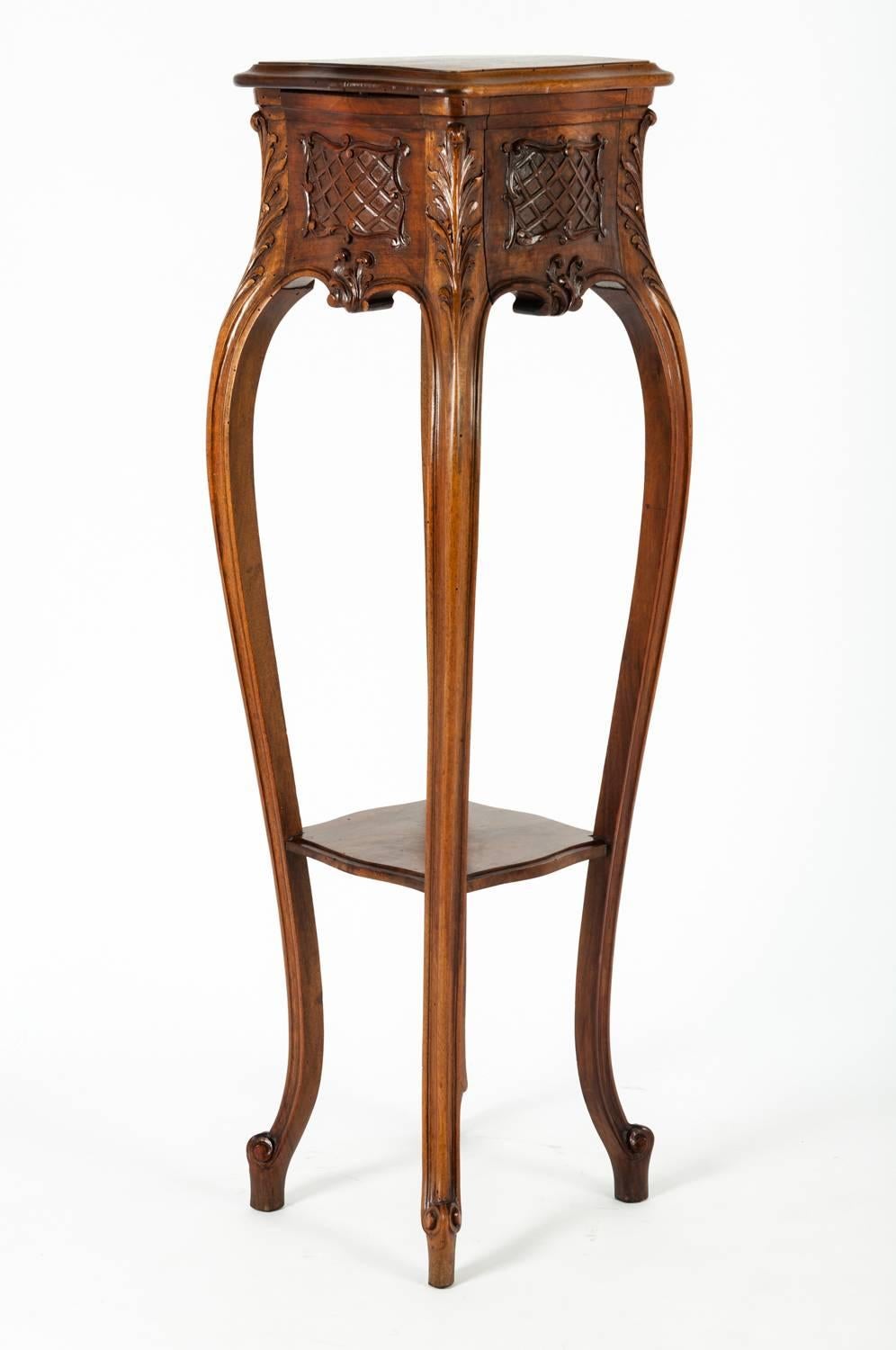 Antique Classic Hand-Carved Fern Stand / Pedestal In Excellent Condition In Tarry Town, NY