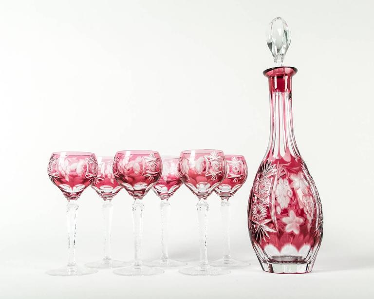 Carafe à vin ancienne en cristal taillé de Baccarat - Cranberry sur 1stDibs