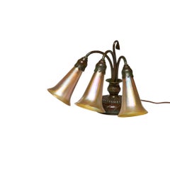 Antike Tiffany Studios-Klavierlampe mit drei Leuchten und Lilienmotiv, New York, um 1910