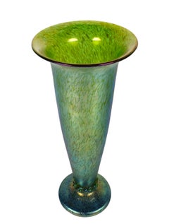 Trompetenvase aus irisiertem Kunstglas von Loetz in Blau-Grün