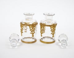 Antikes Paar französische Kosmetik-/Parfümflaschen aus Baccarat-Glas mit vergoldeten Bronzebeschlägen