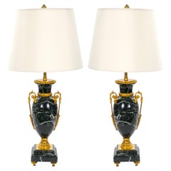 Coppia di lampade da tavolo a forma di urna in marmo “Antico-Verde” con finiture in bronzo, francesi, XIX secolo