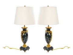 Coppia di lampade da tavolo a forma di urna in marmo “Antico-Verde” con finiture in bronzo, francesi, XIX secolo