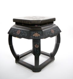 Coppia di tavolini cinesi in stile chinoiserie, laccati e dipinti, 1970 circa