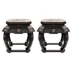 Coppia di tavolini cinesi in stile chinoiserie, laccati e dipinti, 1970 circa