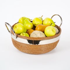 Centrotavola in stile Mid-Century Modern con cesto cromato con manici ad anello e composizione di pere