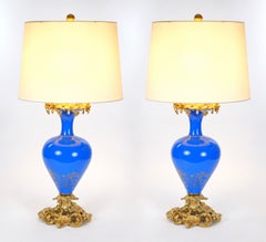 Lampade da tavolo antiche francesi in vetro dipinto con montature in bronzo dorato, metà del XIX secolo