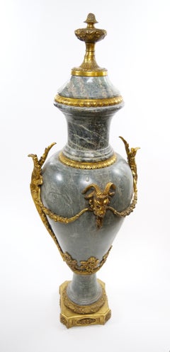 Urne italienne de style Louis XVI en marbre gris et bronze doré, fin du XIXe siècle
