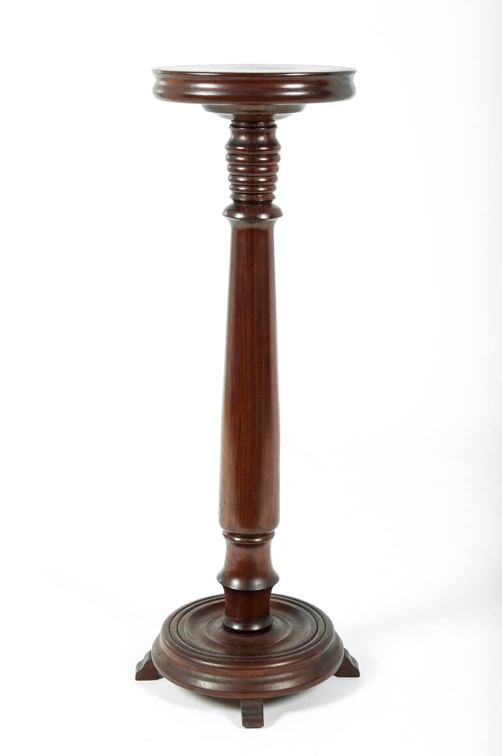 A vintage classic column form stand or pedestal table made of wood with carved and twisted top design. An excellent piece to display a sculpture, piece of art or a beautiful plant. The piece stand 10 inches top diameter x 33 inches high.
