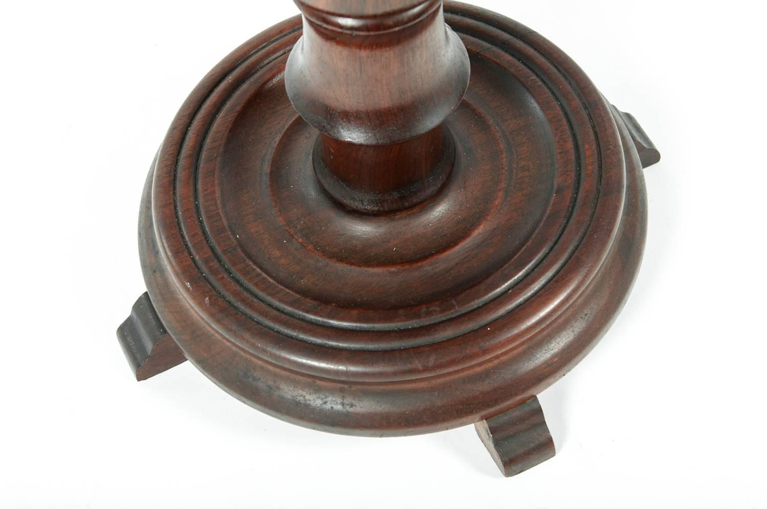 Vintage Carved Top Wood Pedestal Plant or Stand In Excellent Condition In Tarry Town, NY
