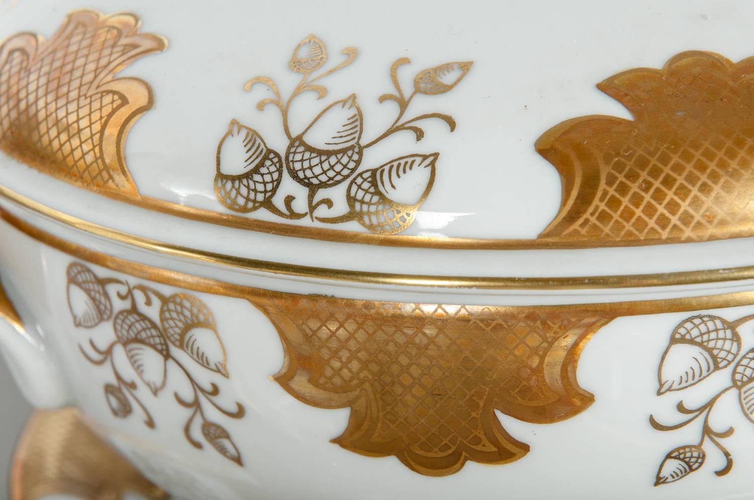 German Porcelain Dinner Service, Oscar Schaller & Co. Nachfolger, ca. 1920 In Excellent Condition In Tarry Town, NY