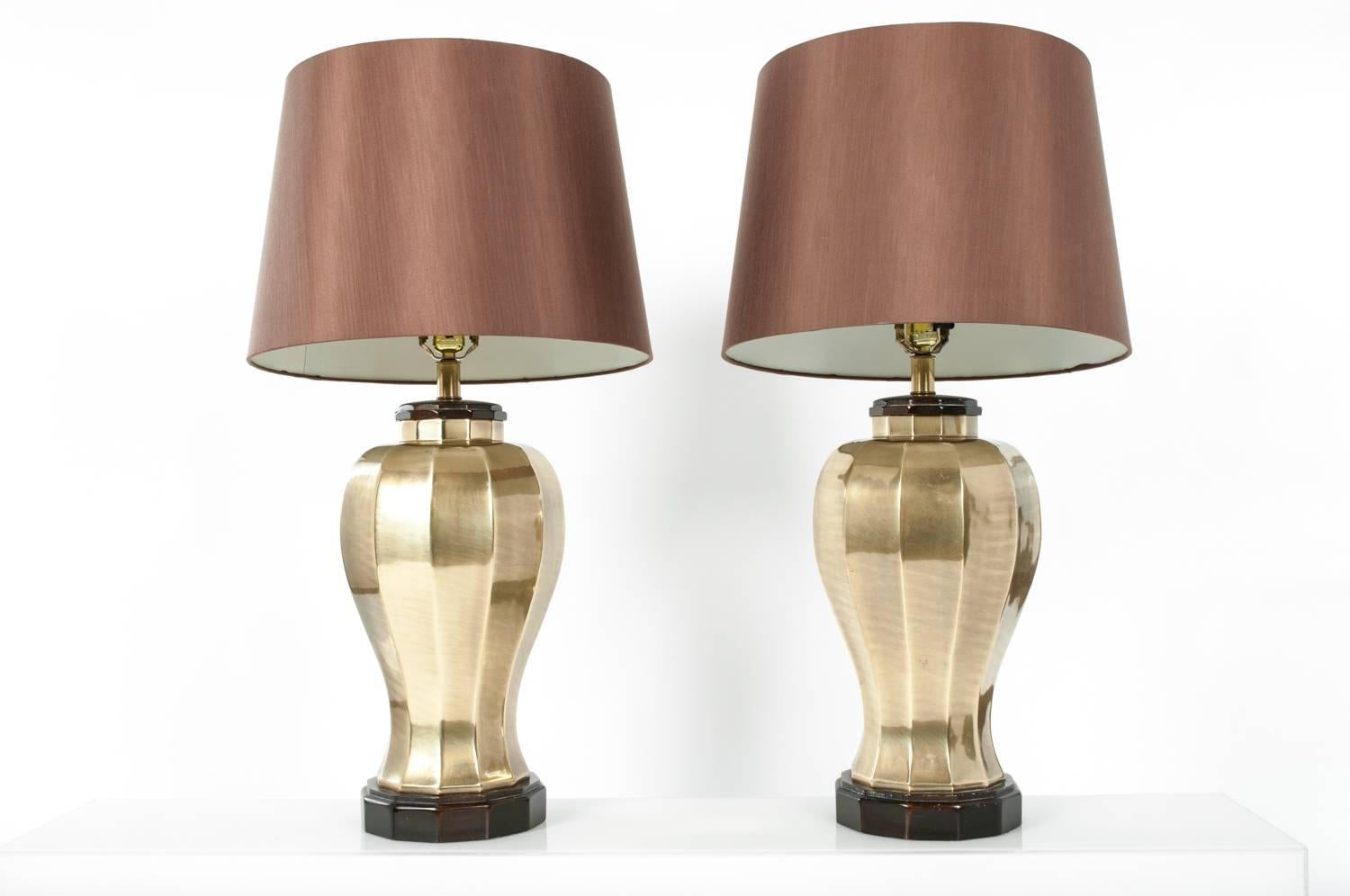 American brass Chinoiserie ginger jar form table lamps by Frederick Cooper of Chicago. Rare lidded urns with round necks and octagonal shaped bodies Hollywood Regency style table lamps. The lamps come with round brown drum shade. Each lamp stand