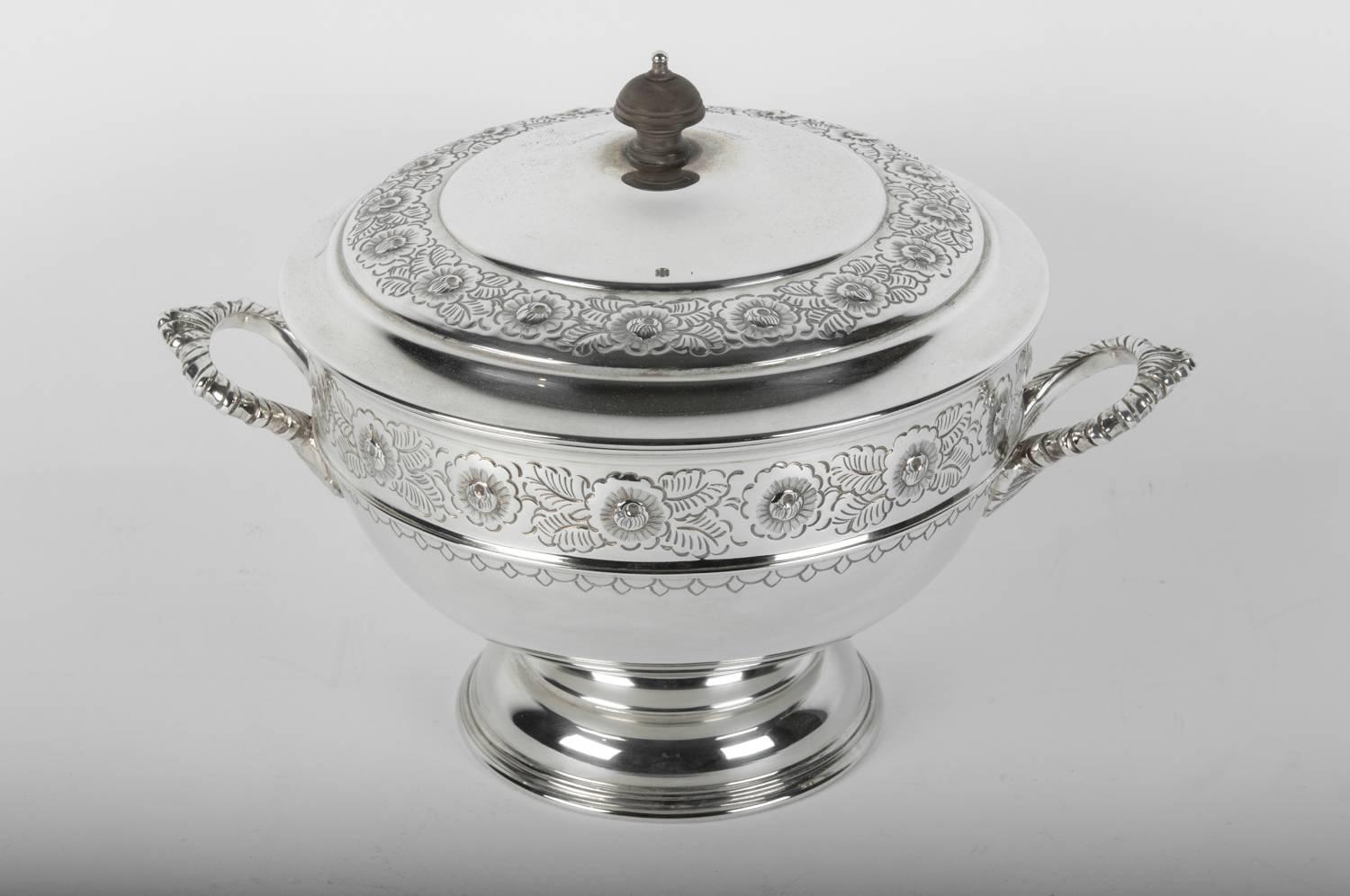Old English Sheffield silver plated covered tureen with handles. Excellent antique condition. The covered tureen measure 9.5 inches high X 14.5 inches body diameter X 6 inches bottom diameter.