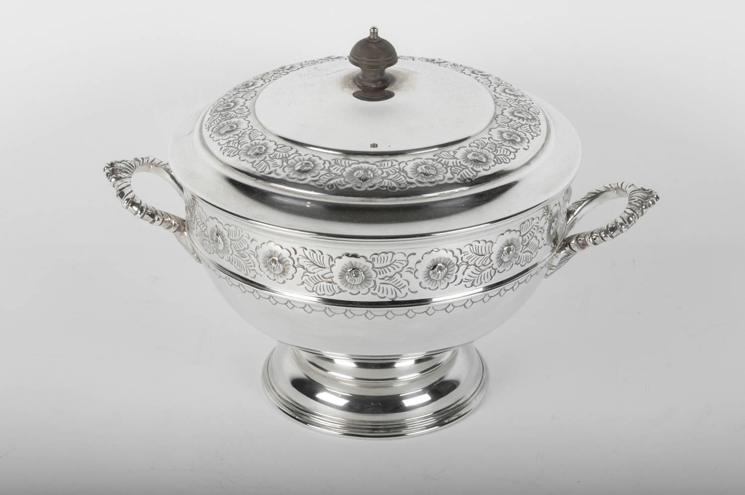 Old English Sheffield Silver Plated Covered Tureen In Excellent Condition In Tarry Town, NY