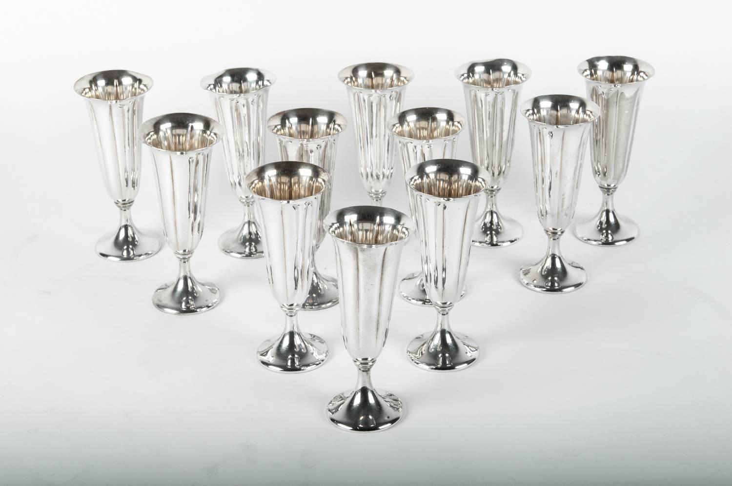 Vintage American silver plated set of 12 Champagne flute. Excellent condition. Each flute measure 5.5 inches high x 2.5 inches top diameter.