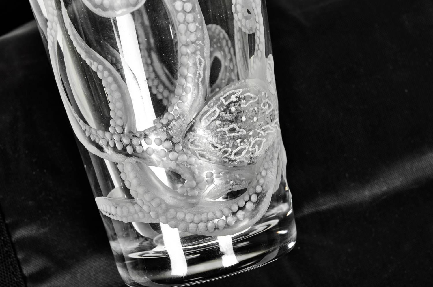 Vintage silver plate cover with cut-glass with octopus design details cocktail shaker. In excellent condition. The shaker measure 8.5 inches high X 3.5 inches diameter.