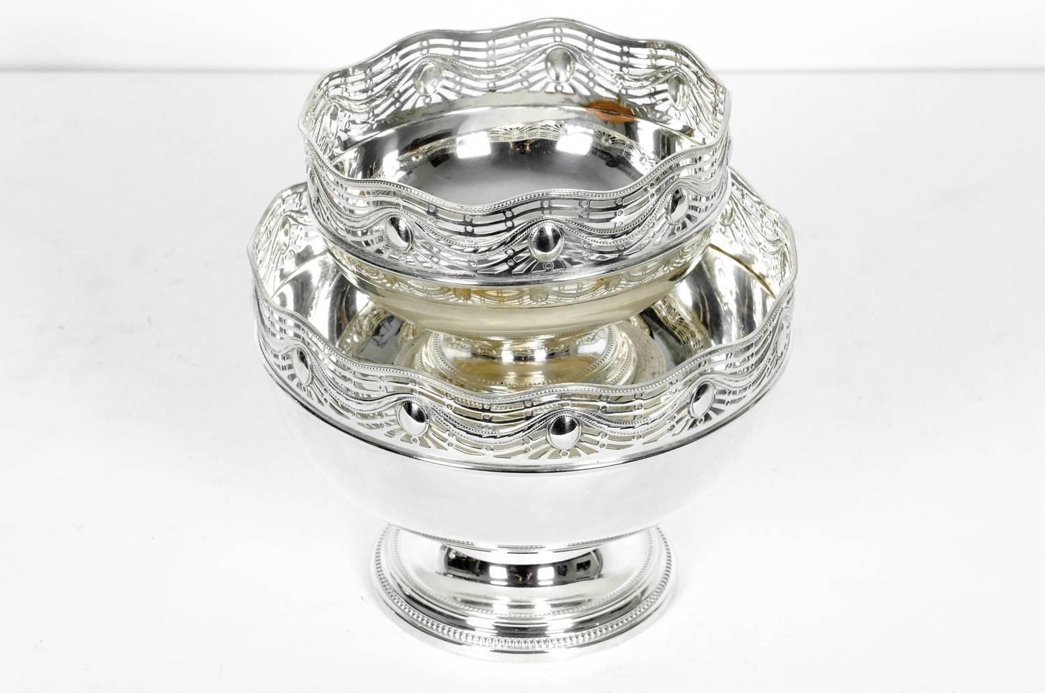 Old English silver plated two pieces centre table set. All in excellent condition. The taller piece measure 8.5 inches diameter x 6 inches high. The other piece measure 6.5 diameter x 4.5 inches high.