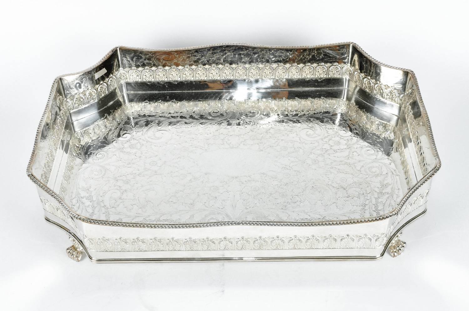 Large eight-sided English footed silver plate barware or serving tray with intricate interior design details work. In excellent condition, maker's mark undersigned. The tray measure 20 inches long x 14 inches width x 3.5 inches high.