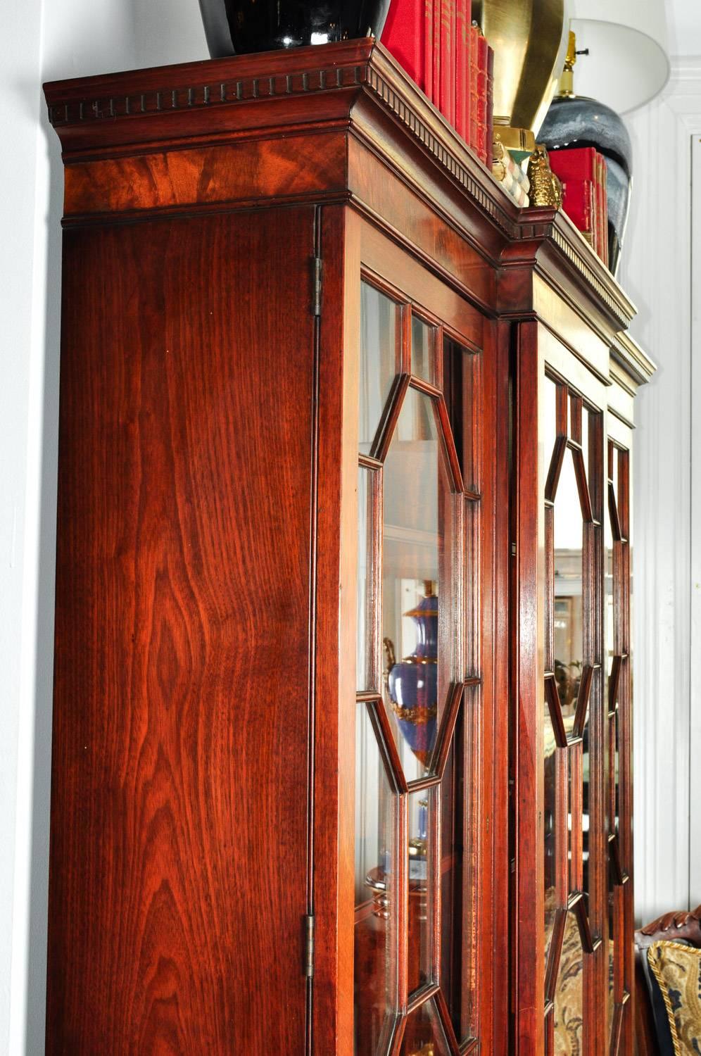 Late 18th-Early 19th Century American Mahogany Wood China Cabinet / Hutch In Good Condition In Tarry Town, NY