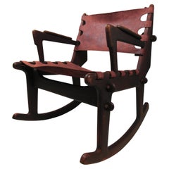 Chaise à bascule Angel Pazmino, bois et cuir vintage