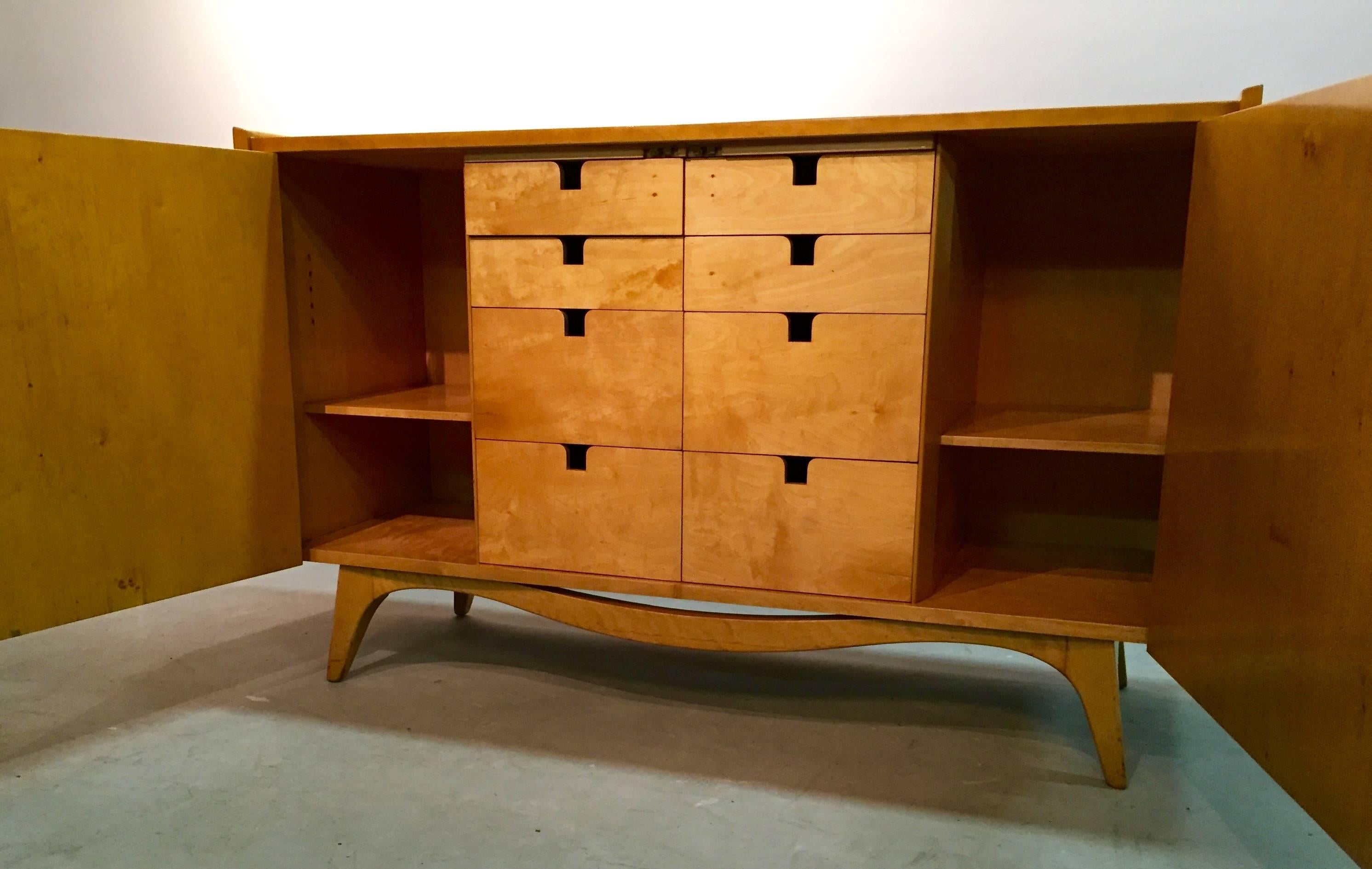 Elegant Edmond Spence Cabinet with Inlaid Doors In Excellent Condition In Asbury Park, NJ