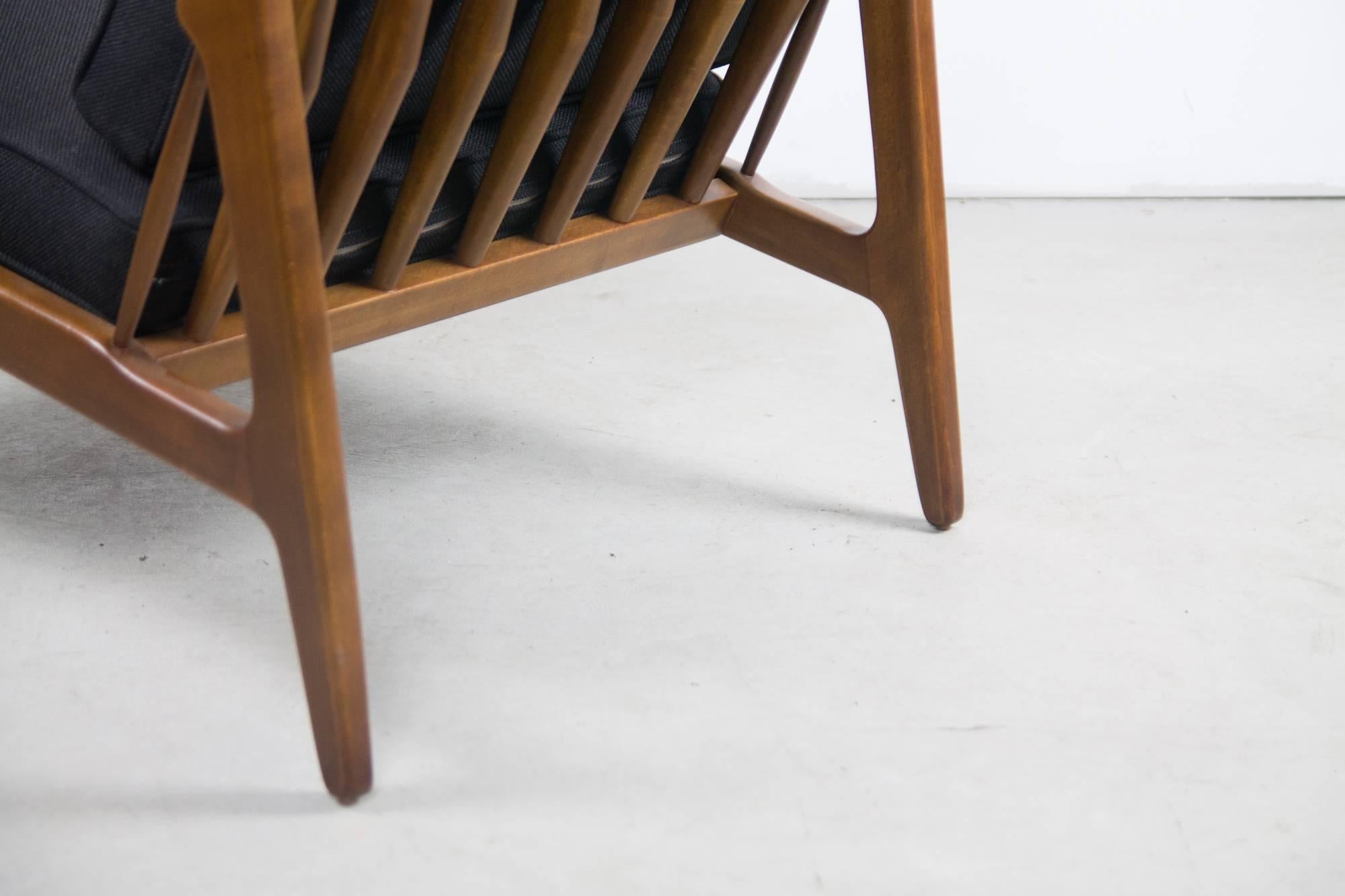 Une chaise pantoufle moins connue d'Ib Kofod Larsen. La hauteur et la largeur de ce fauteuil permettent de s'allonger confortablement.
