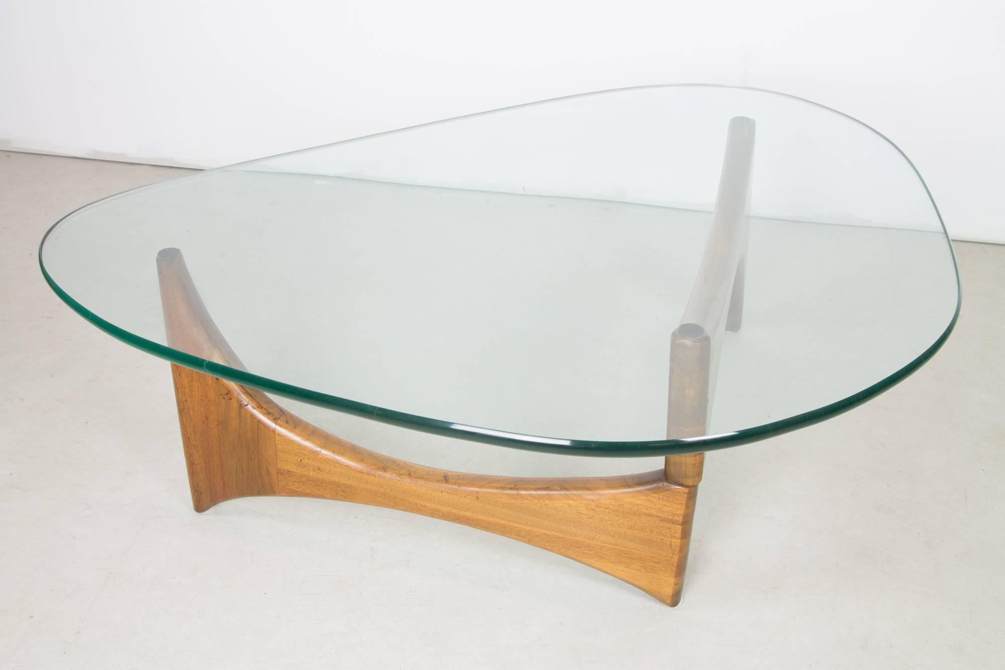 Stunning organic, sculptural coffee table in the style of Adrian Pearsall for Craft Associates, featuring a boomerang-form walnut base, supporting the original 3/4 inch free-form green glass top.
