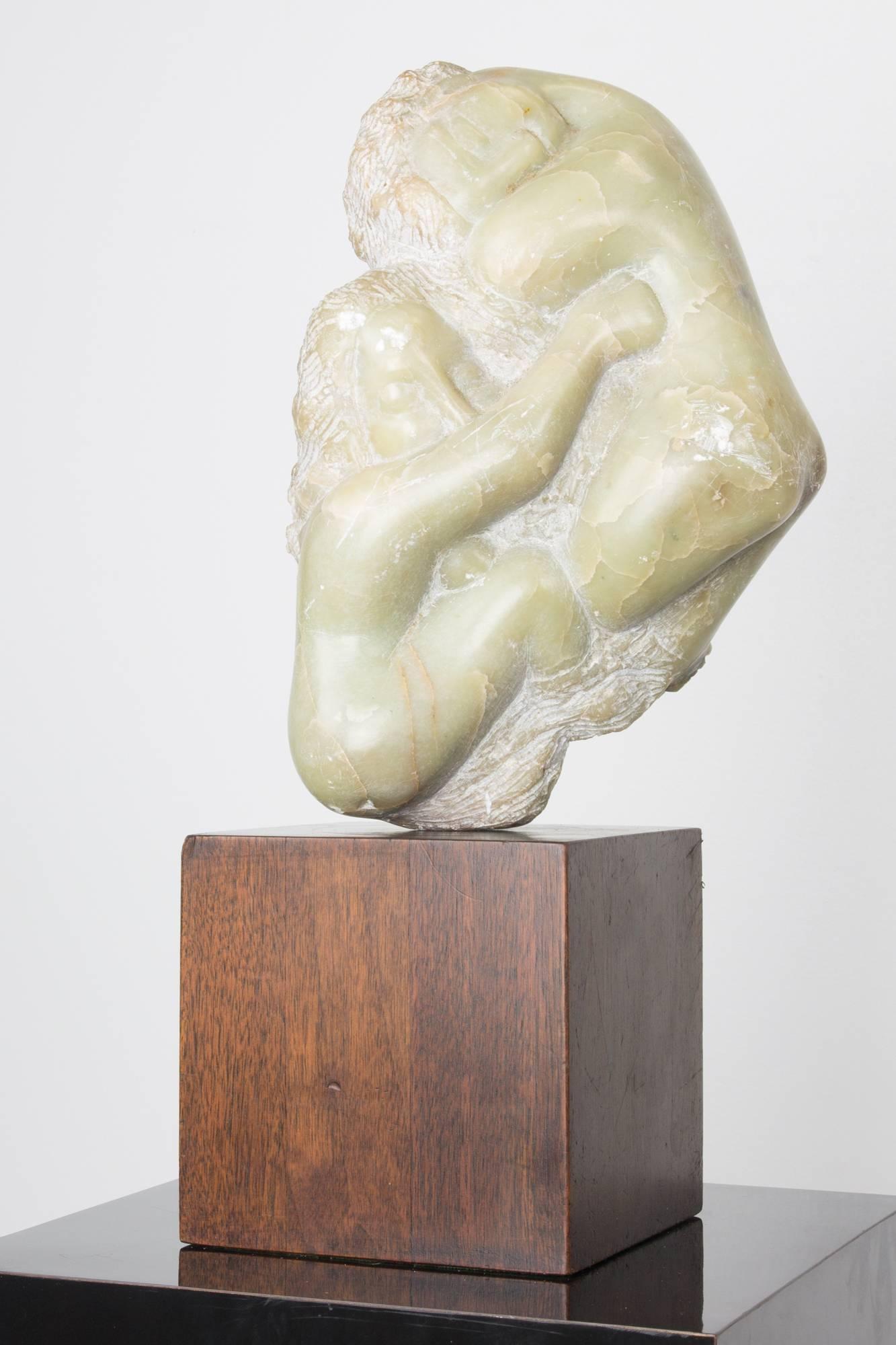 Schönes Beispiel für die raue und geschliffene Bildhauerkunst von Bernard Simon: zwei Figuren, die sich umarmen, montiert auf einem quadratischen Holzblock und drehbar auf einem Metallstift. 

Bernard Simon (1896-1980) war ein in Russland