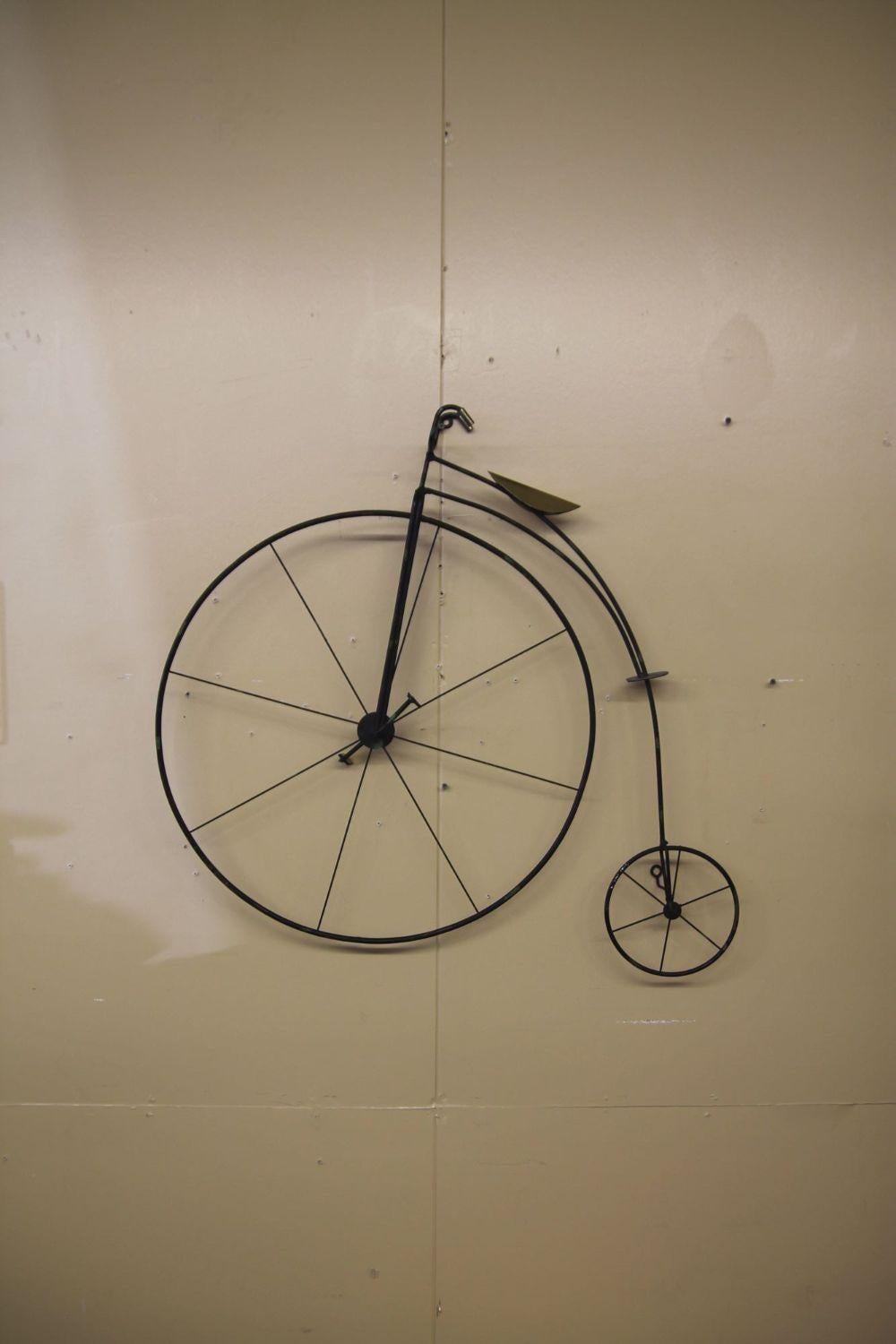 Curtis Jere Hochrad-Rad-Skulptur (Metall) im Angebot