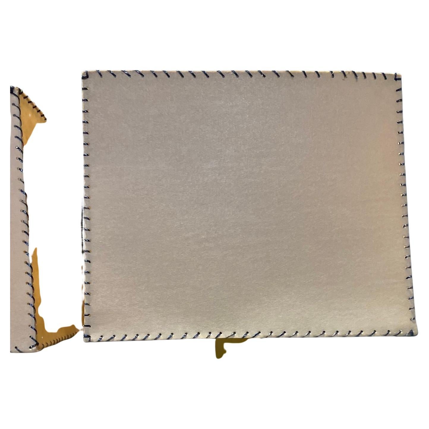 Une belle paire de lampes de table par The Table Company.  Elles sont fabriquées en acajou et en laiton avec des abat-jours en fibre de verre lacés. Très moderne, très cool.