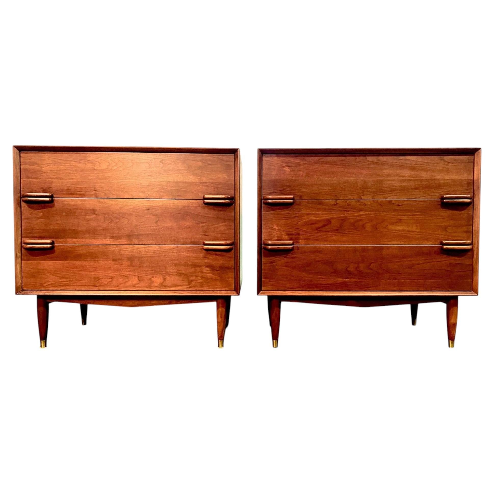 Paire de commodes modernistes en noyer, fabriquées sur mesure dans les années 1950 en vente