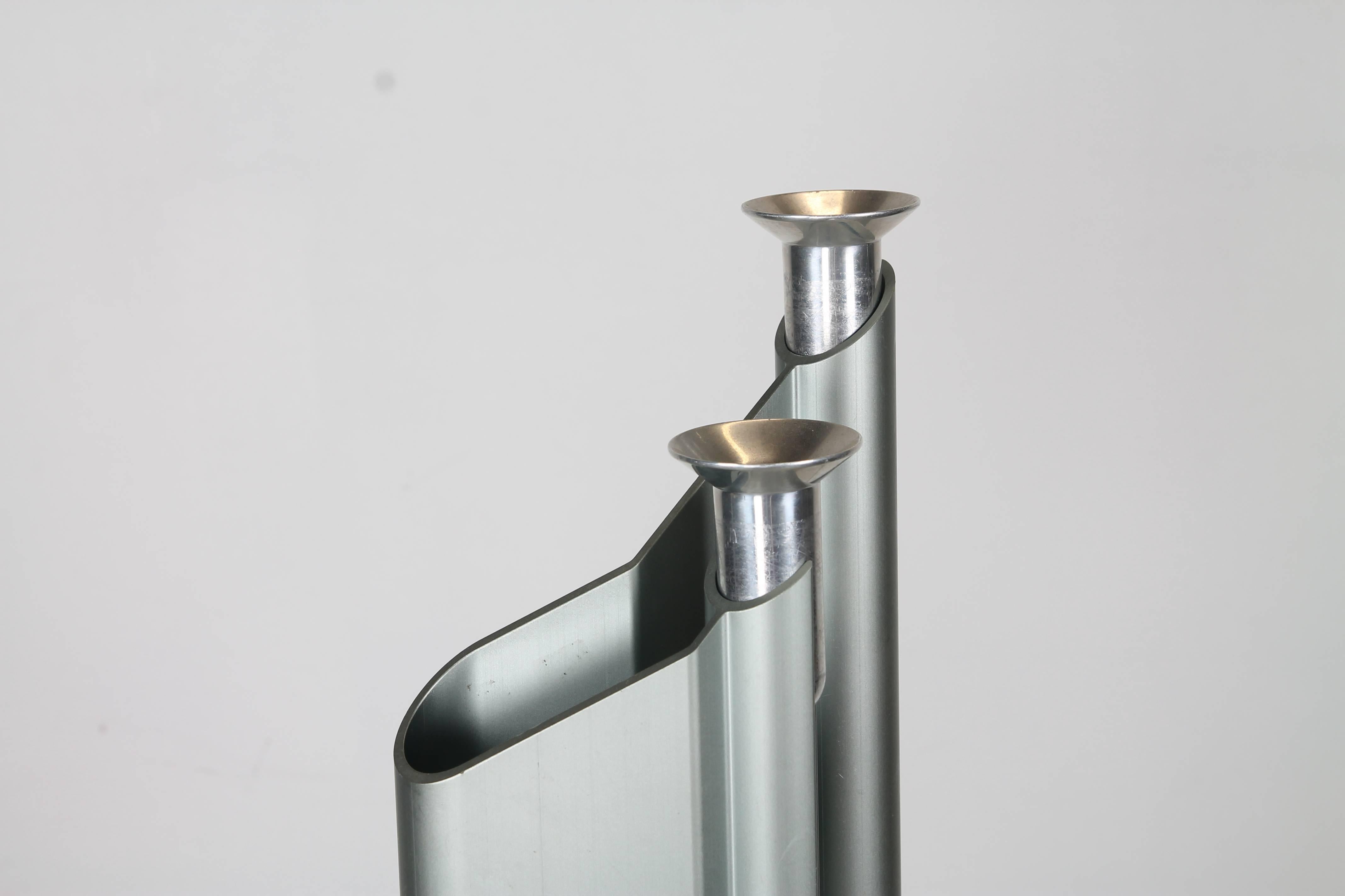 Portacandele in alluminio leggero 'Labyrinth' di Lene Munthe per Georg Jensen con una sensuale superficie verniciata a polvere e una forma sinuosa.