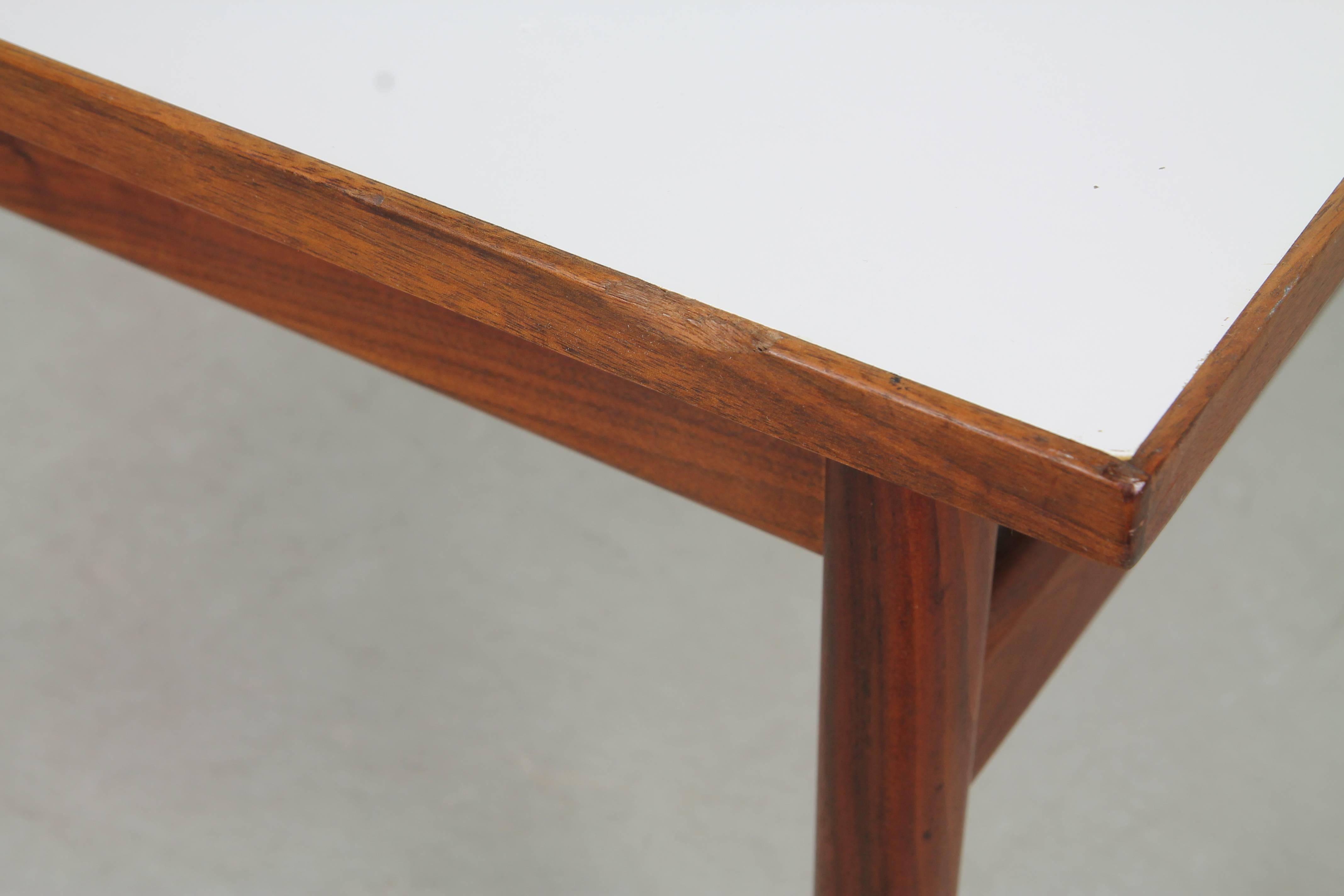 Mid-Century Modern Table basse Jens Risom en noyer et stratifié en vente