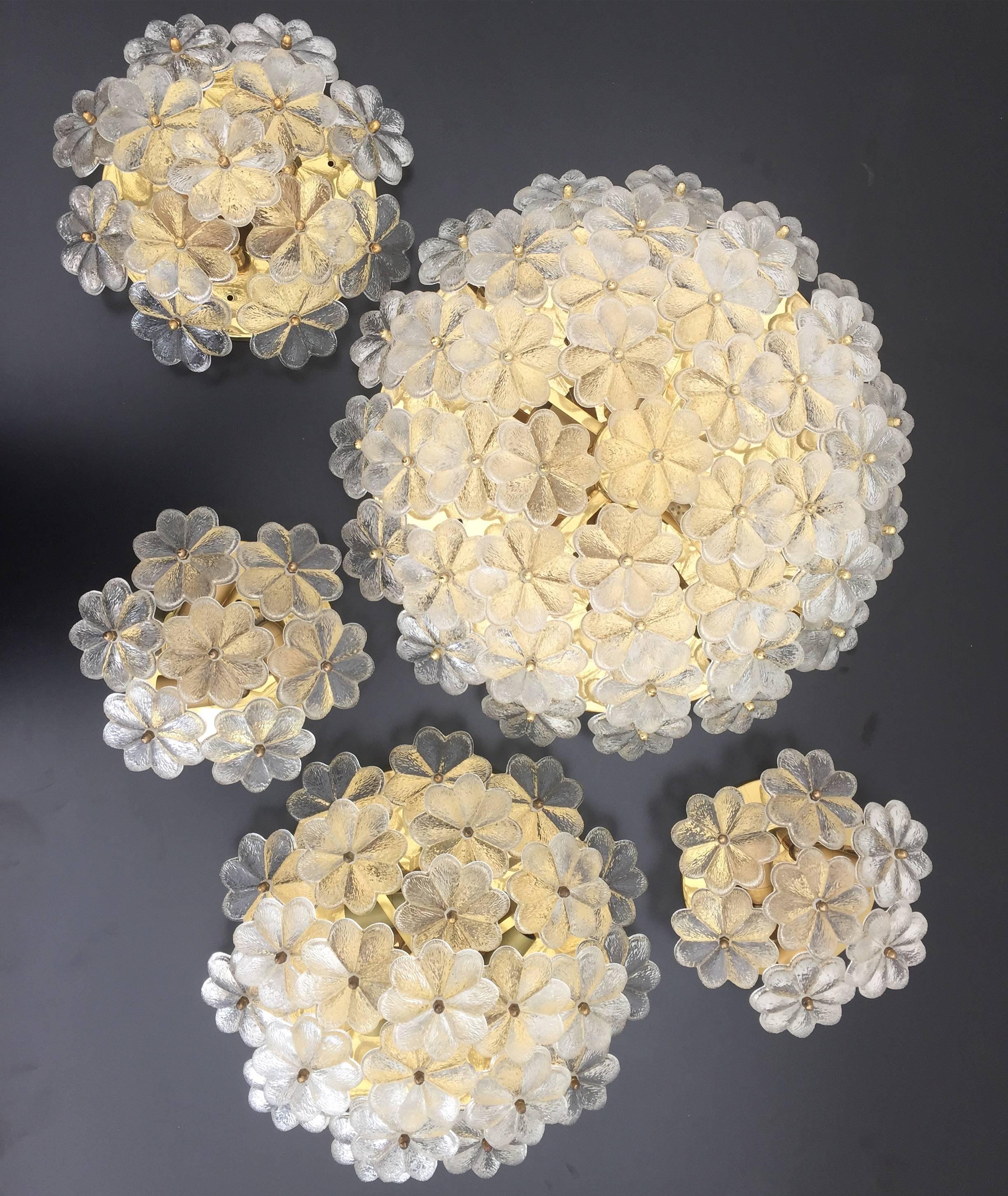 Petite applique lumineuse en verre floral Ernst Palme Bon état - En vente à North Hollywood, CA
