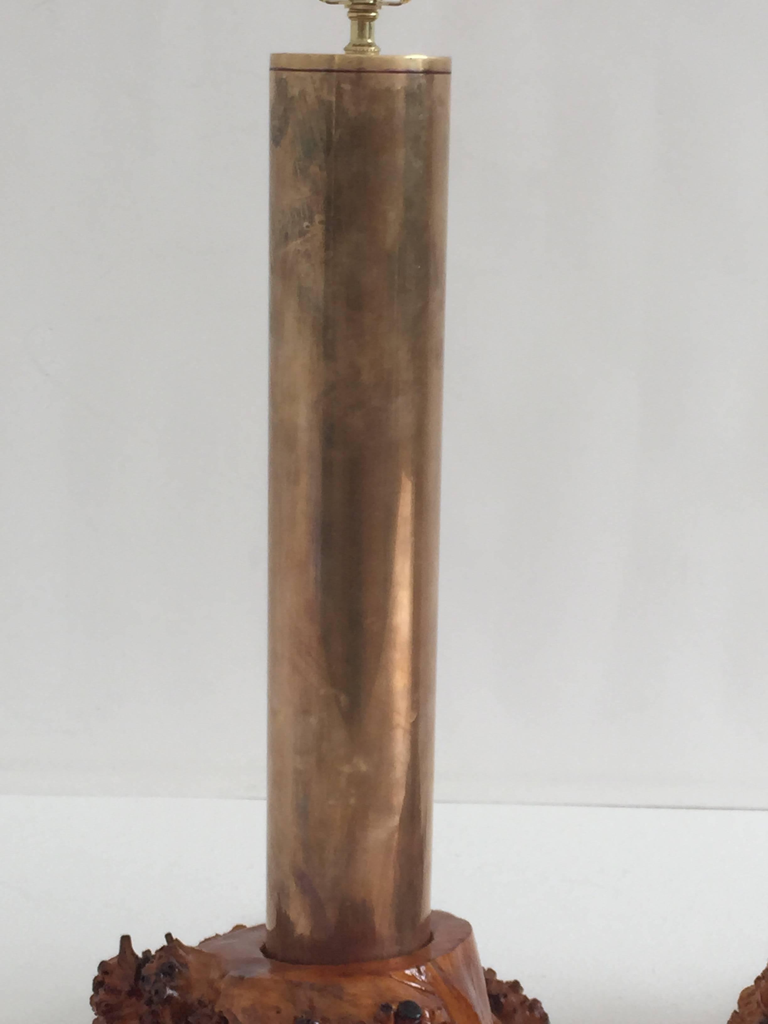 Organique Lampes cylindriques modernes en laiton et bois de ronce de Californie Studio en vente