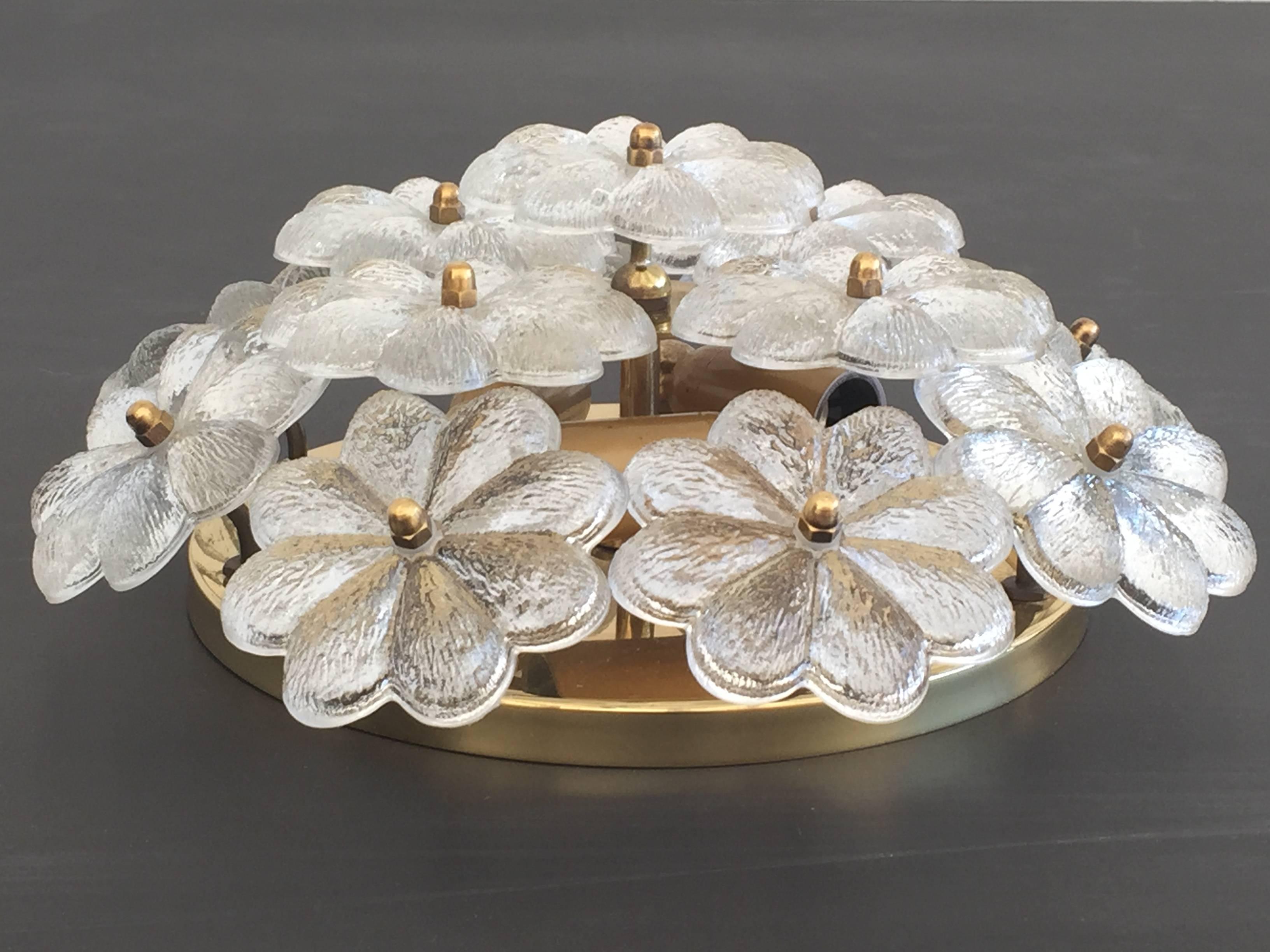 Mid-Century Modern Lampe affleurante moyenne en verre floral Ernst Palme en vente