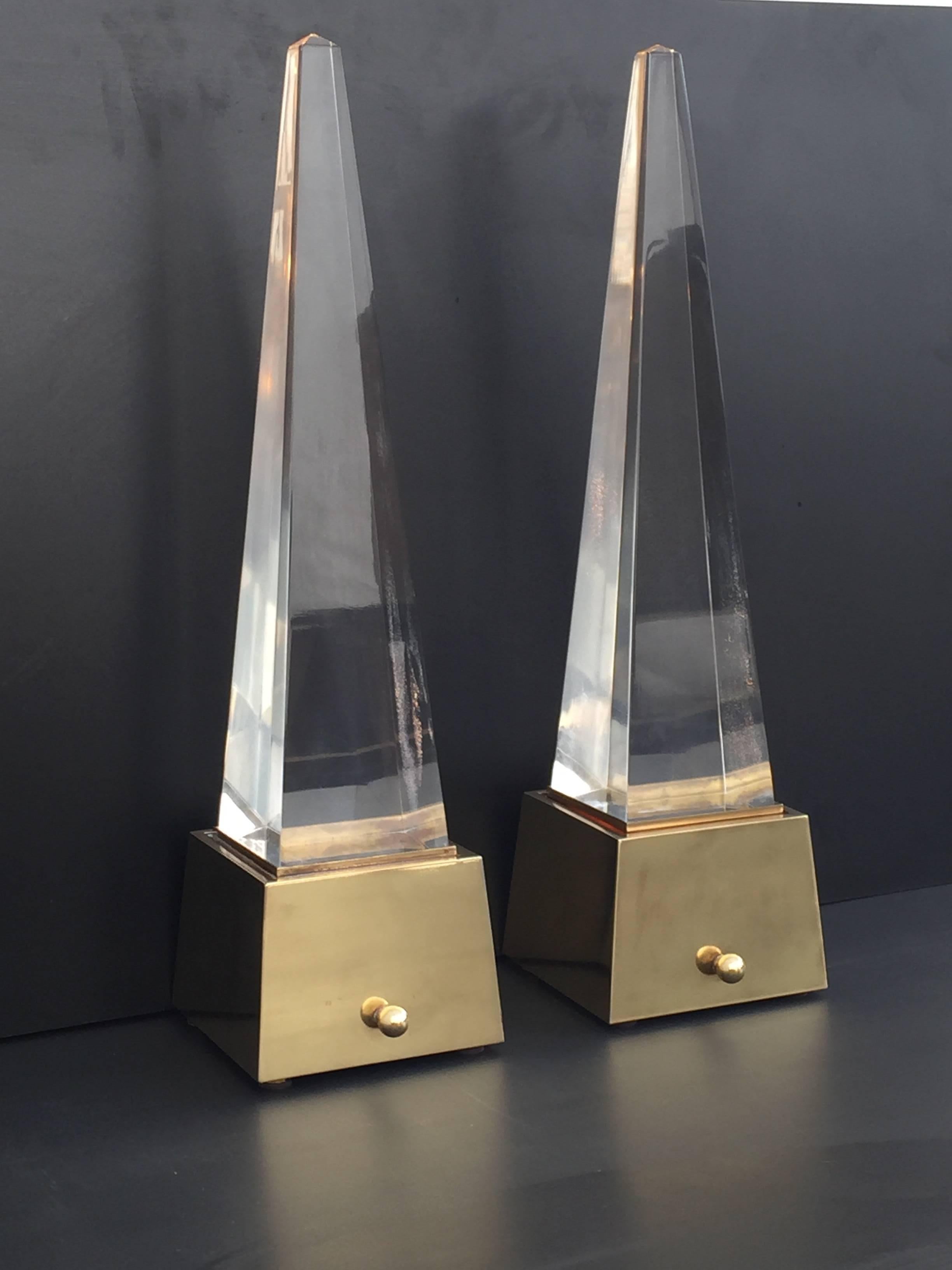 Poli Paire de lampes pyramides en laiton et lucite  en vente