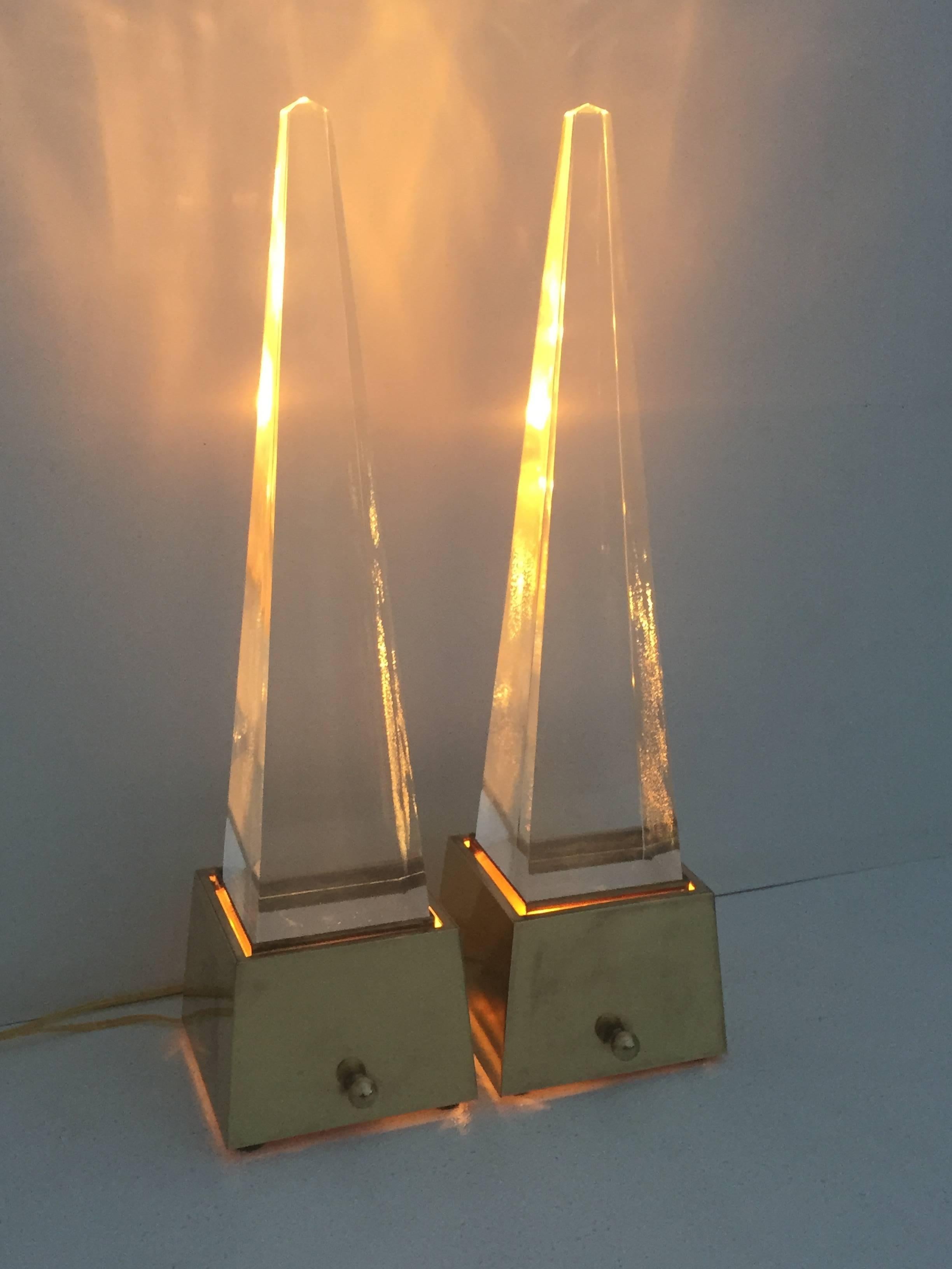 Pair of Brass and Lucite Pyramid Lamps  In Excellent Condition For Sale In North Hollywood, CA