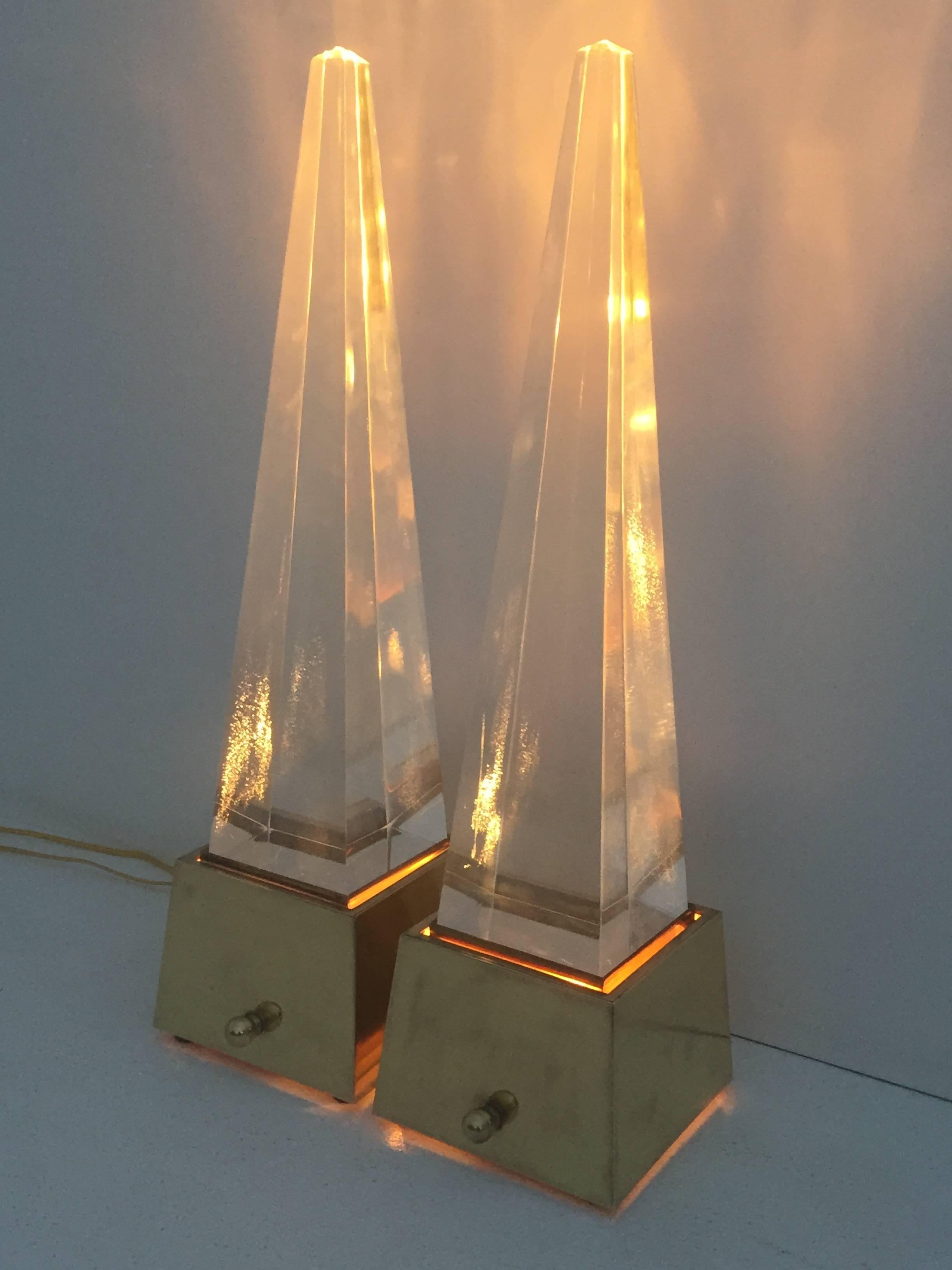 Laiton Paire de lampes pyramides en laiton et lucite  en vente