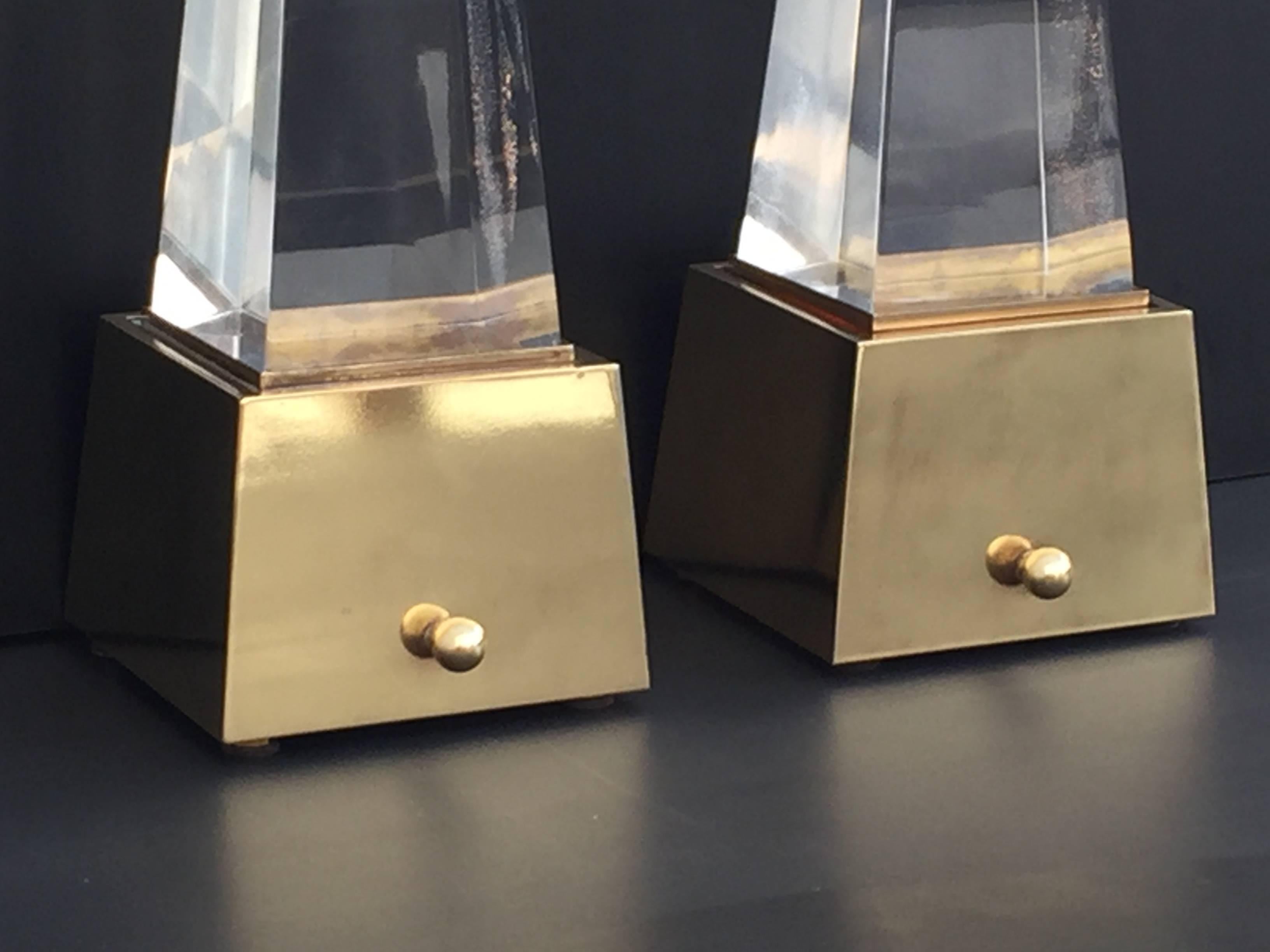Paire de lampes pyramides en laiton et lucite Excellent état - En vente à North Hollywood, CA