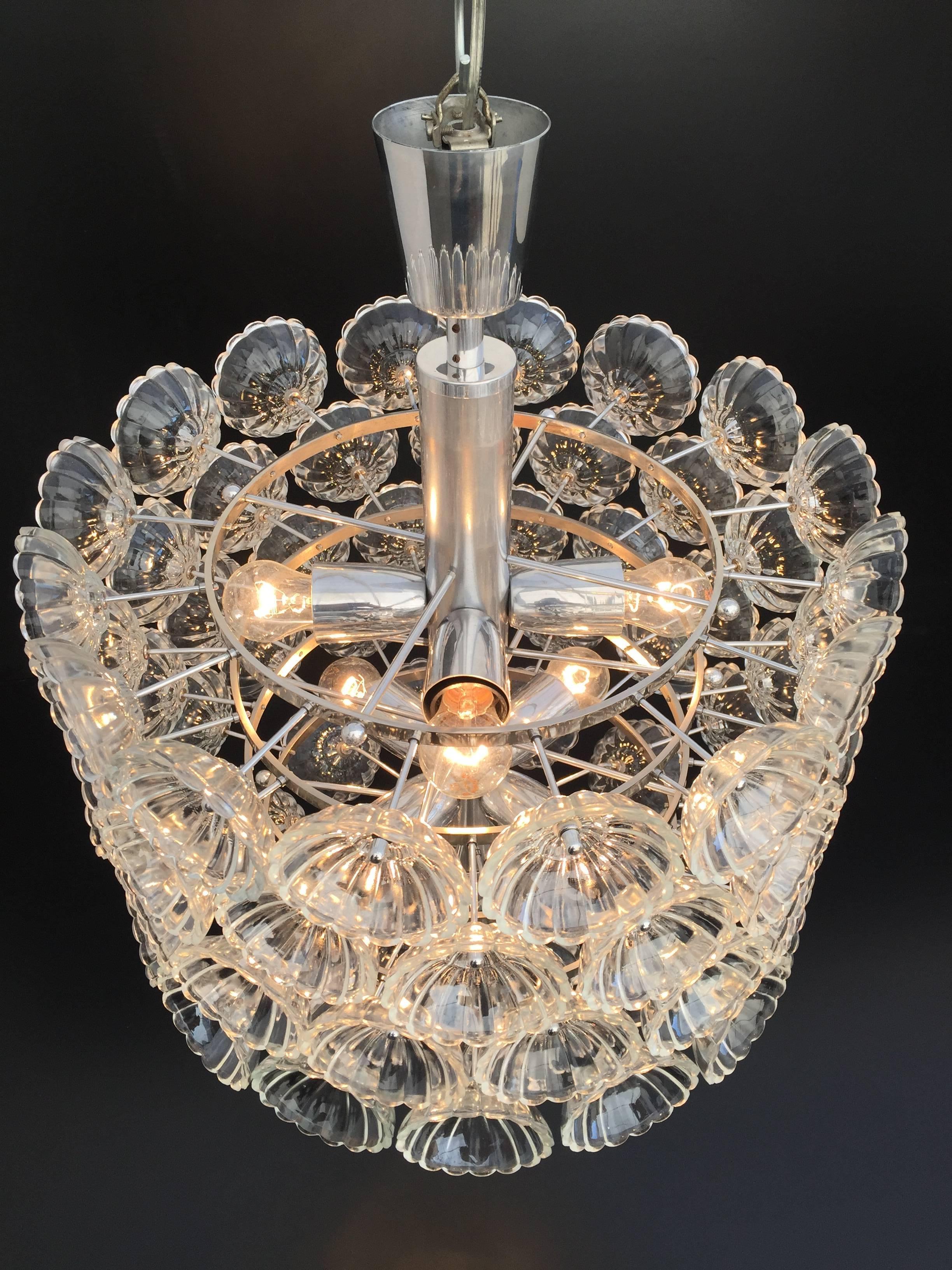 Floral glass Pusteblume (blowball) chandelier in cylindrical shape.
It uses eight E27 base bulbs up to 60 watts 