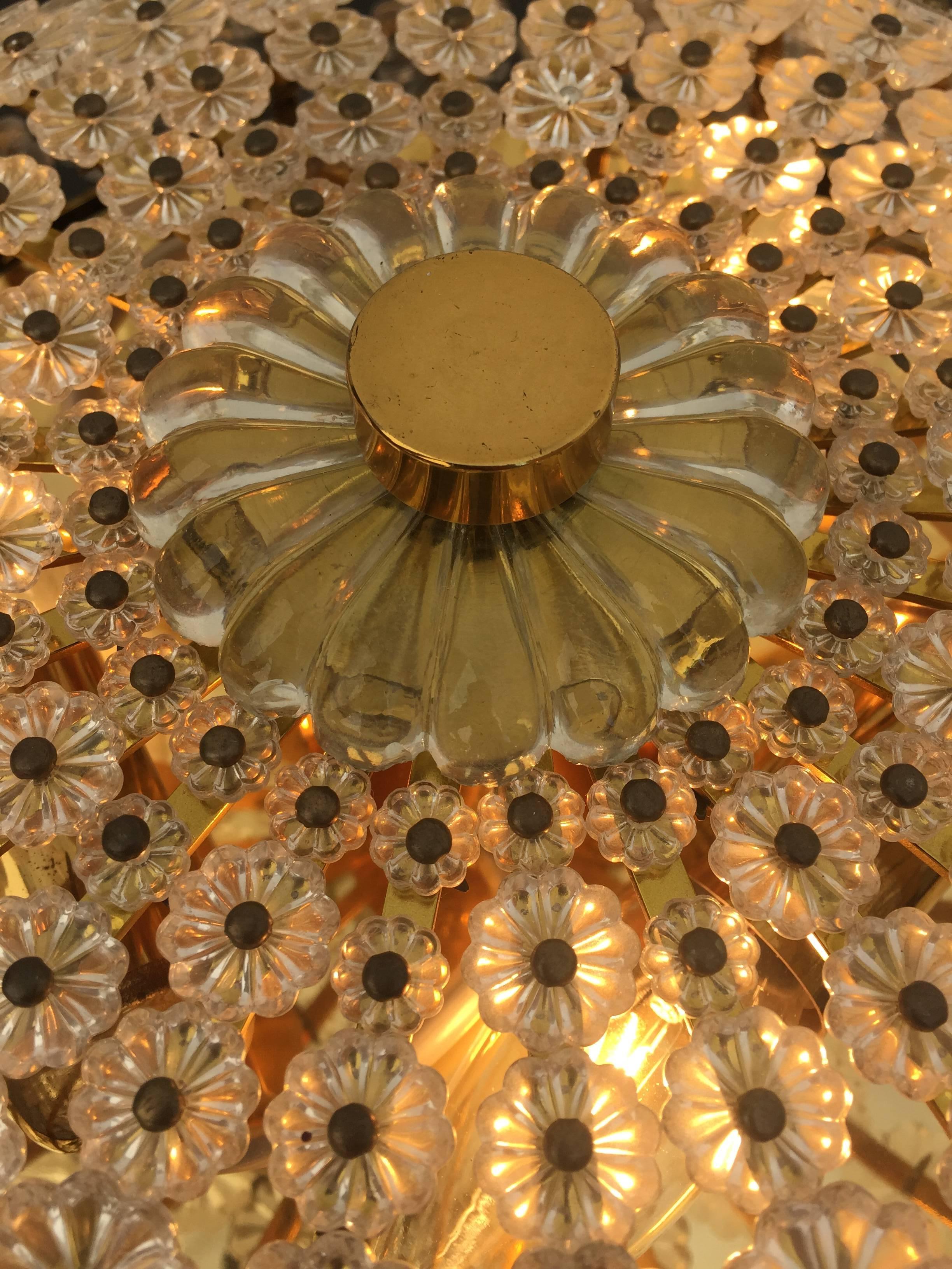 Paire de petits supports encastrés en verre à fleurs et laiton attribués à Emil Stejnar Excellent état - En vente à North Hollywood, CA