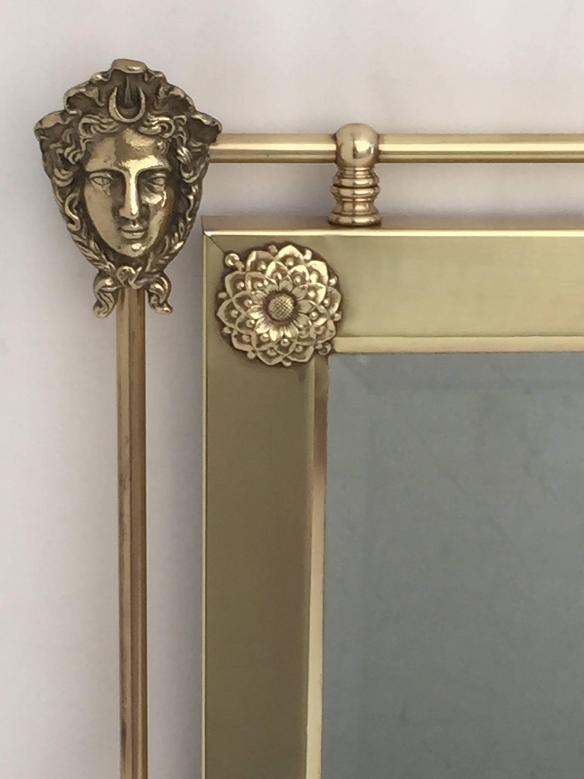 Hollywood Regency Miroir néoclassique en laiton en vente